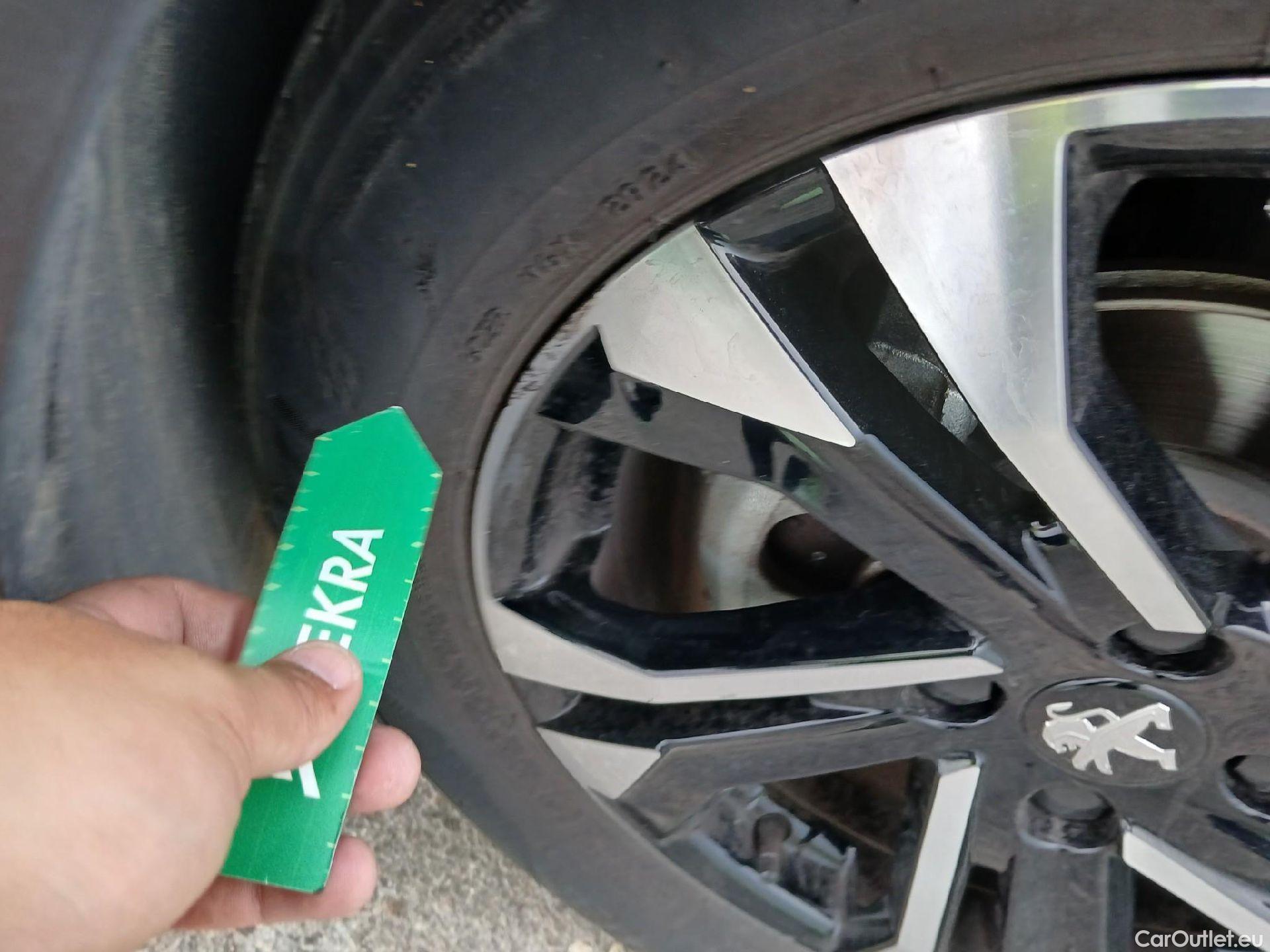  Peugeot  2008 PEUGEOT  / 2019 / 5P / todoterreno Allure Pack Puretech 130 S&S EAT8 (CM2) #14