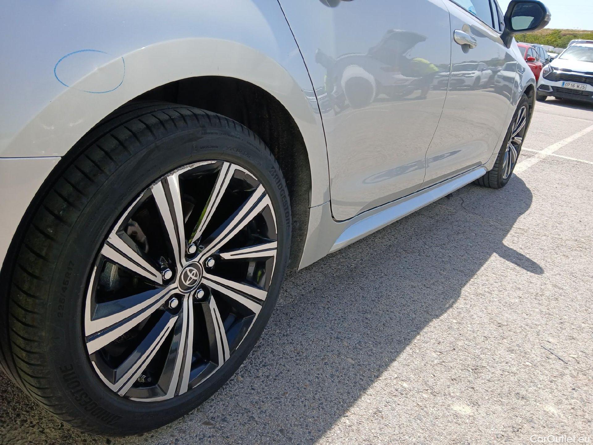  Toyota  Corolla TOYOTA  / 2019 / 5P / familiar 1.8 125H STYLE E-CVT TOURING SPORT #23