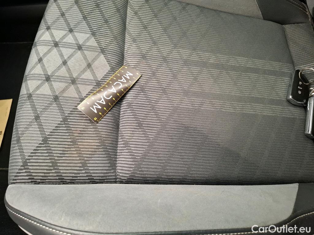  Volkswagen  Golf  VIII Berline R-Line 1st 2.0 TDI 150CV BVA7 E6d #35