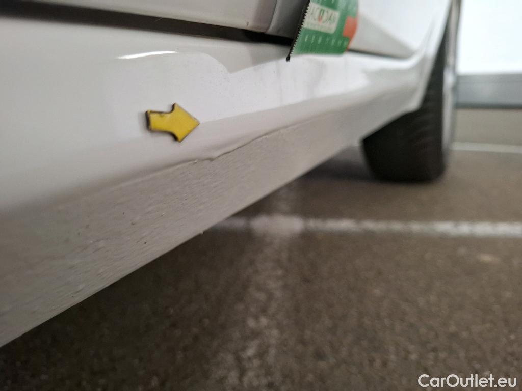  Peugeot  208 PEUGEOT  / 2015 / 5P / Berline &BLUEHDI 100 S&S ALLURE BUSINESS #46