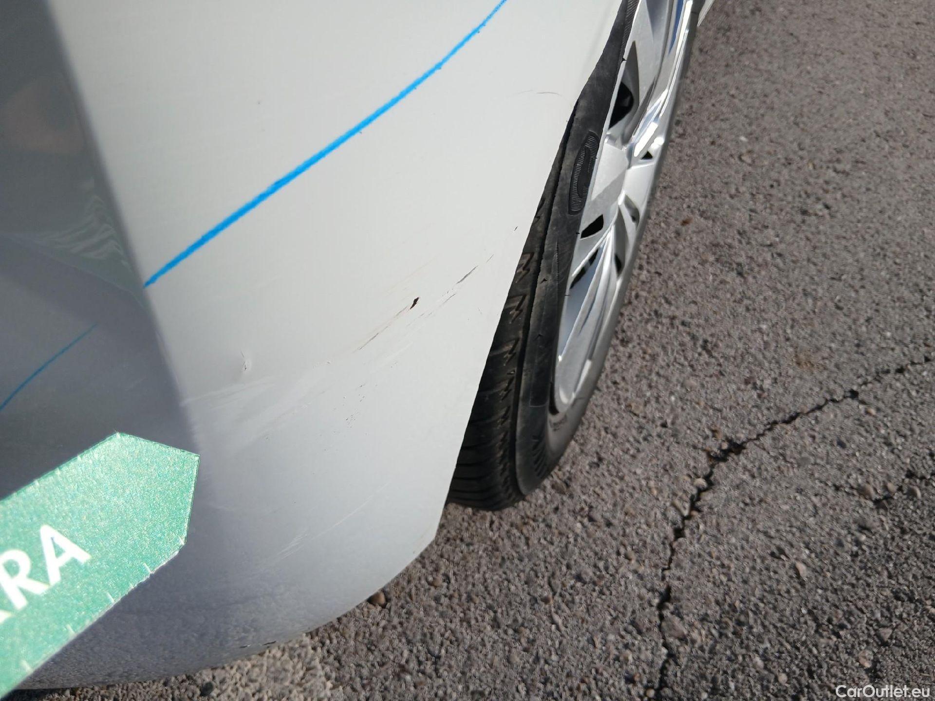  Peugeot  208 PEUGEOT  / 2019 / 5P / berlina con portón BlueHDi 73kW (100CV) Active #29