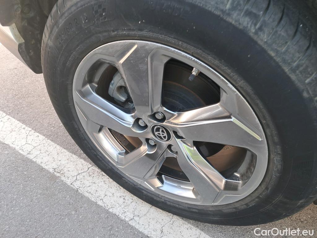  Toyota  RAV4 TOYOTA  / 2018 / 5P / todoterreno 2.5l 220H Advance 4WD #32