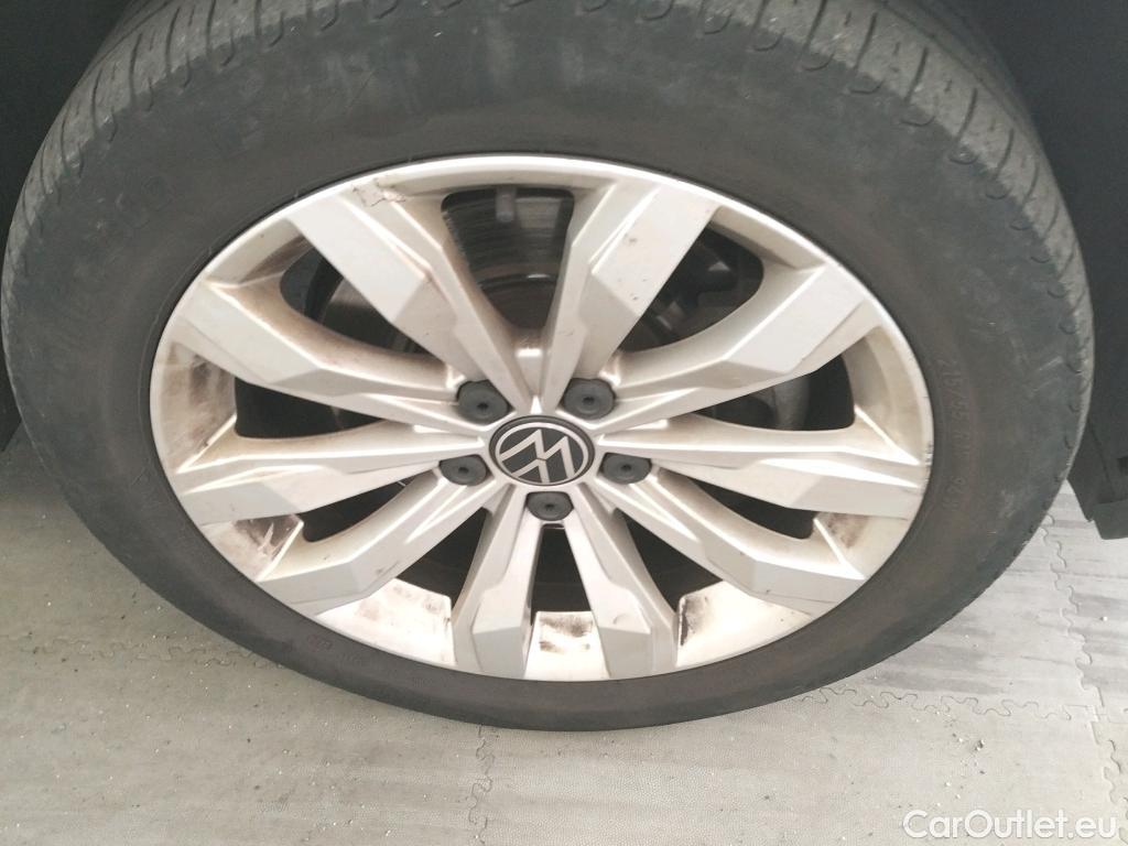  Volkswagen  T-ROC VOLKSWAGEN  / 2017 / 5P / todoterreno Advance 2.0 TDI 110kW (150CV) DSG (AC2) #18
