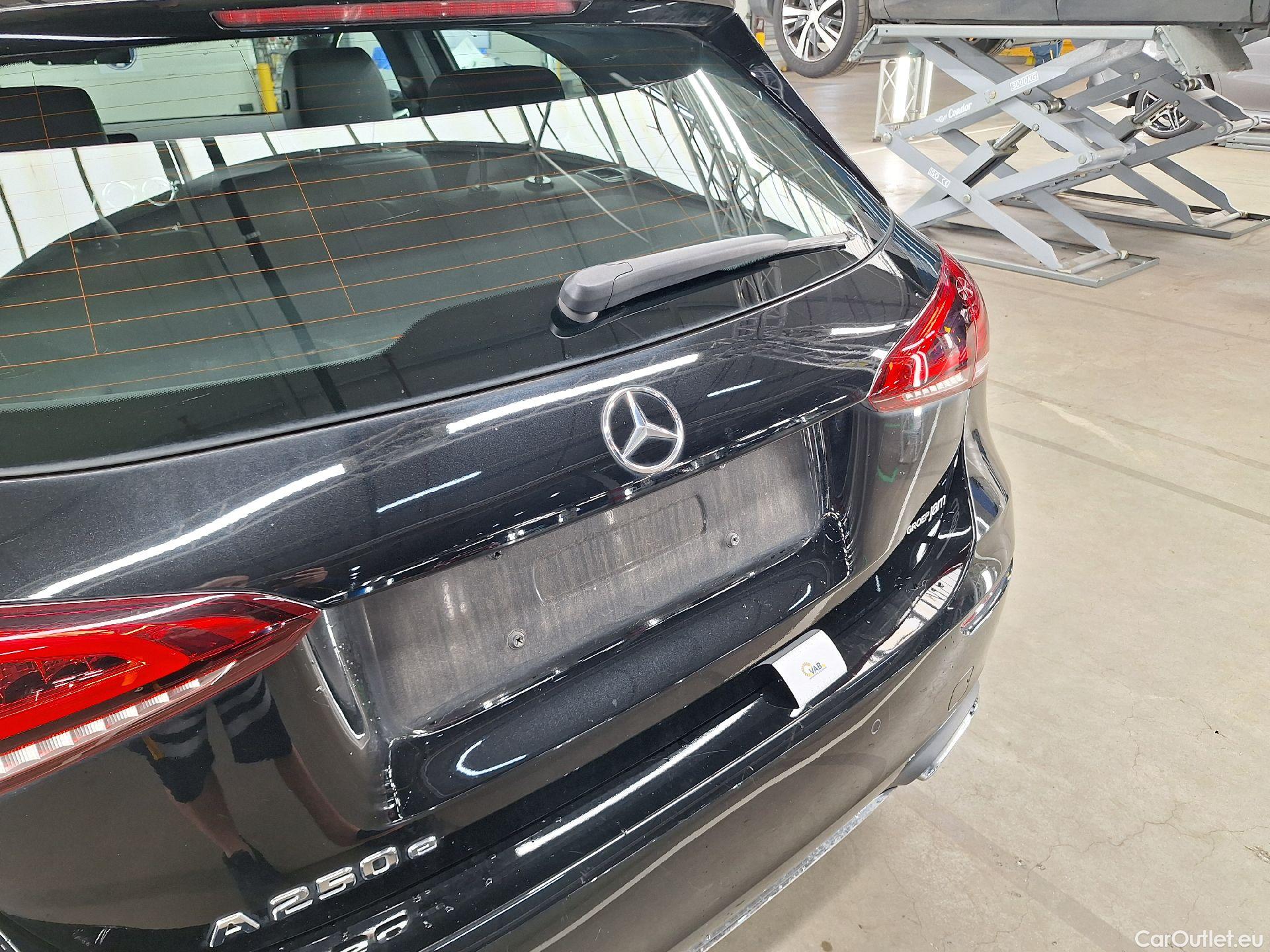  Mercedes  A-Klasse Mercedes, A-Class '18 PHEV, Mercedes-Benz  A 250 e Luxury Line 5d #4