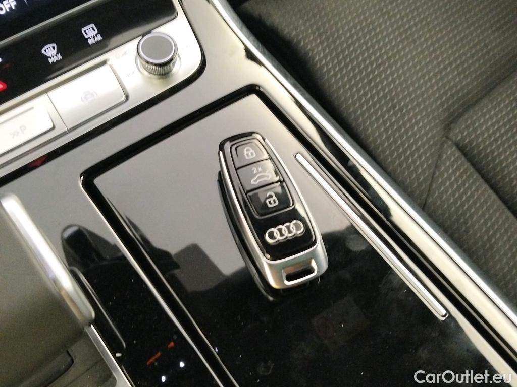  Audi  Q8 AUDI  / 2023 / 5P / todoterreno Black line 55 TFSIe 290kW quattro tiptro (AC) #1