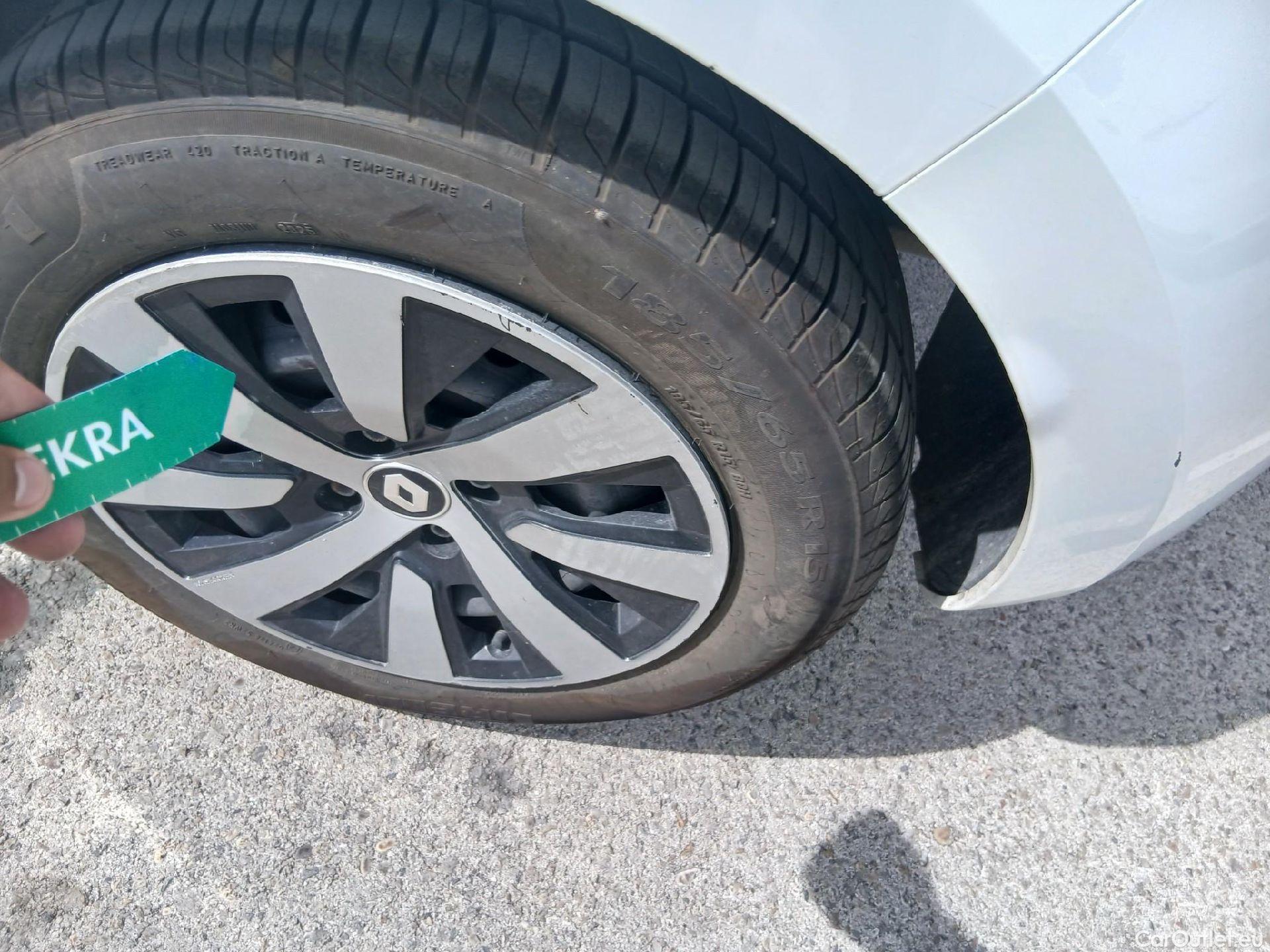  Renault  Clio RENAULT  / 2019 / 5P / berlina con portón Equilibre Blue dCi 74kW (100CV) #16