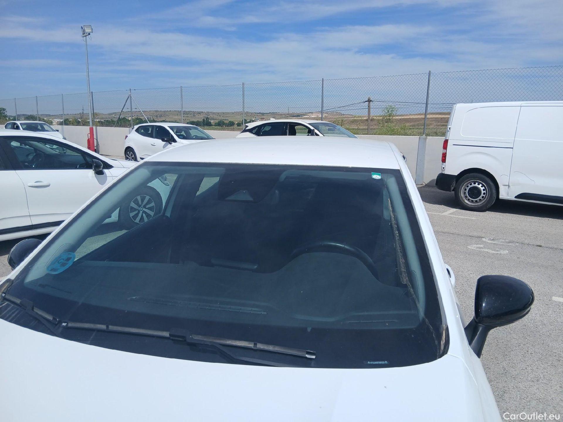  Renault  Clio RENAULT  / 2019 / 5P / berlina con portón Equilibre Blue dCi 74kW (100CV) #10