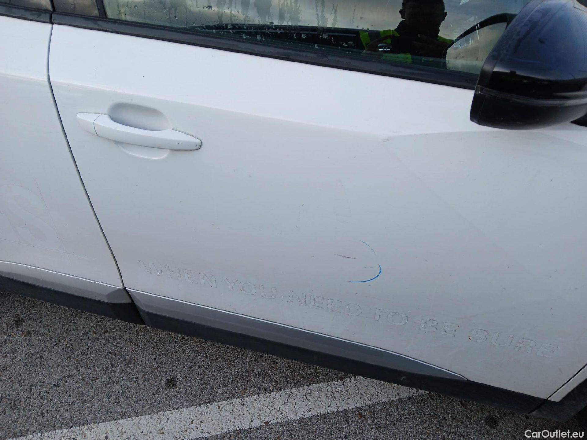 Peugeot  2008 PEUGEOT  / 2019 / 5P / todoterreno Allure BlueHDI 81kW (110CV) #24