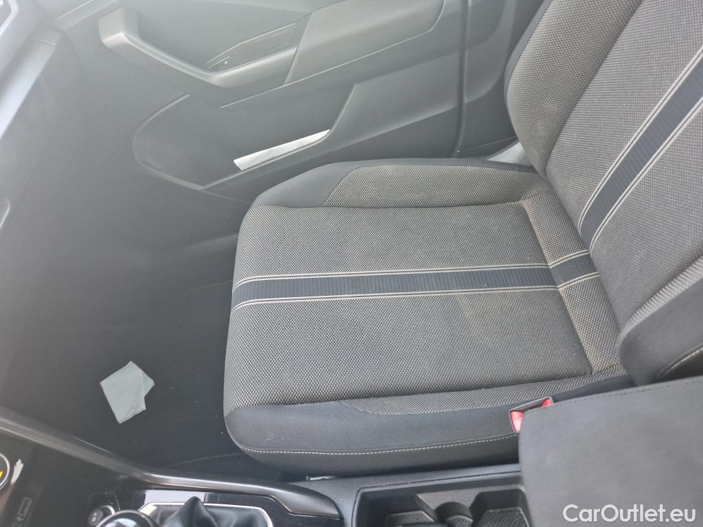  Volkswagen  T-ROC VOLKSWAGEN  / 2017 / 5P / todoterreno Advance 1.0 TSI 85kW (115CV) #6