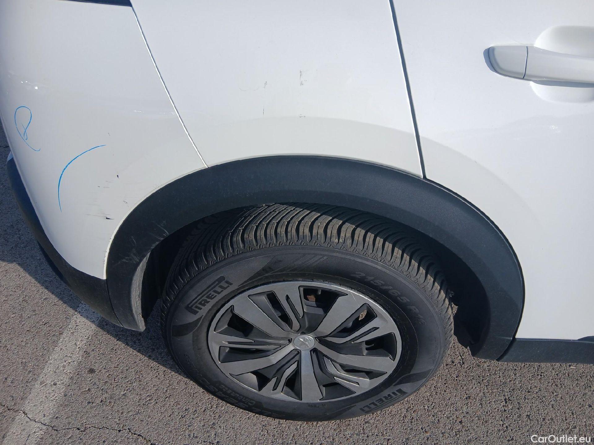  Peugeot  2008 PEUGEOT  / 2019 / 5P / todoterreno Active BlueHDI 81kW (110CV) #25