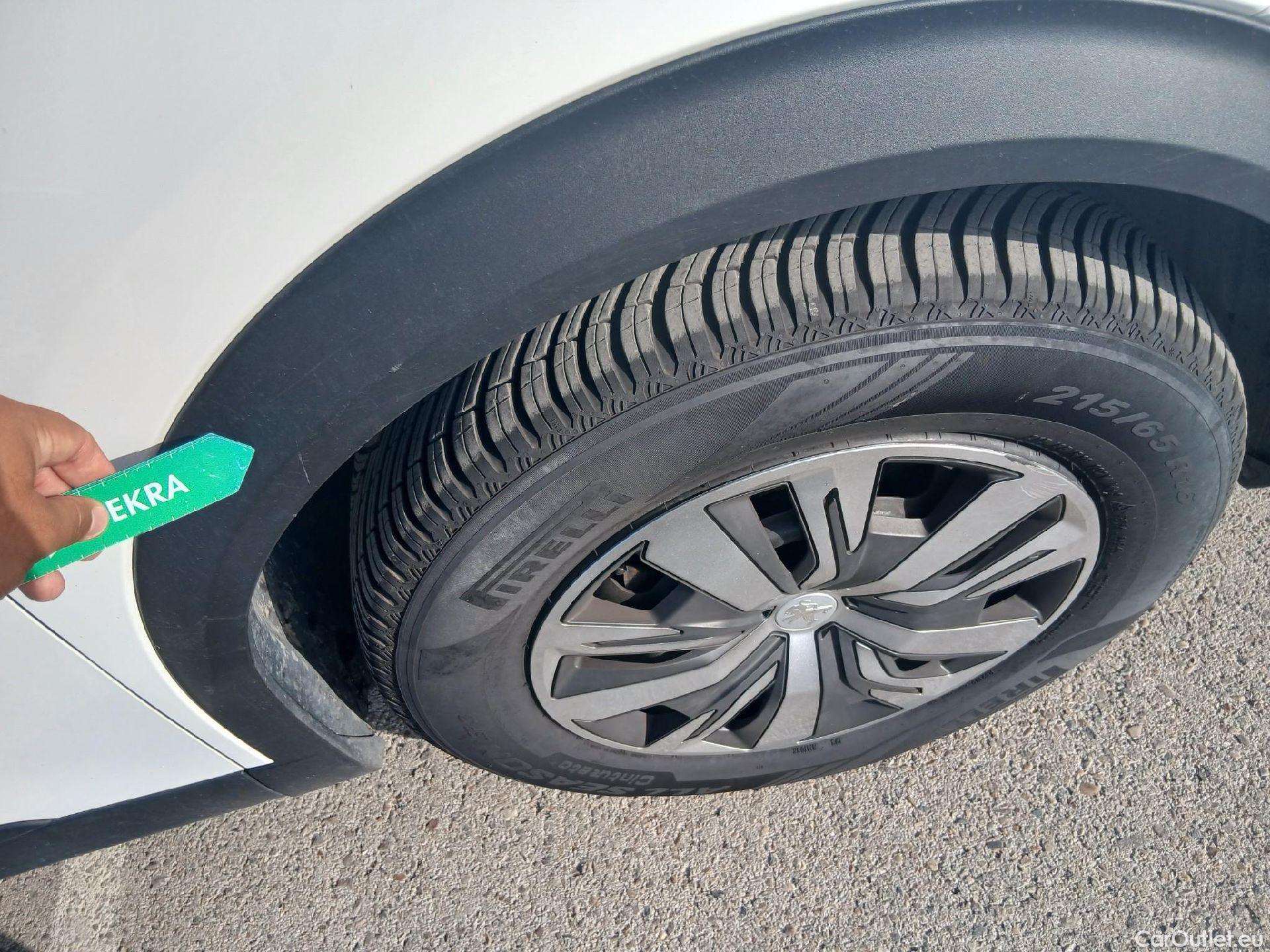  Peugeot  2008 PEUGEOT  / 2019 / 5P / todoterreno Active BlueHDI 81kW (110CV) #32