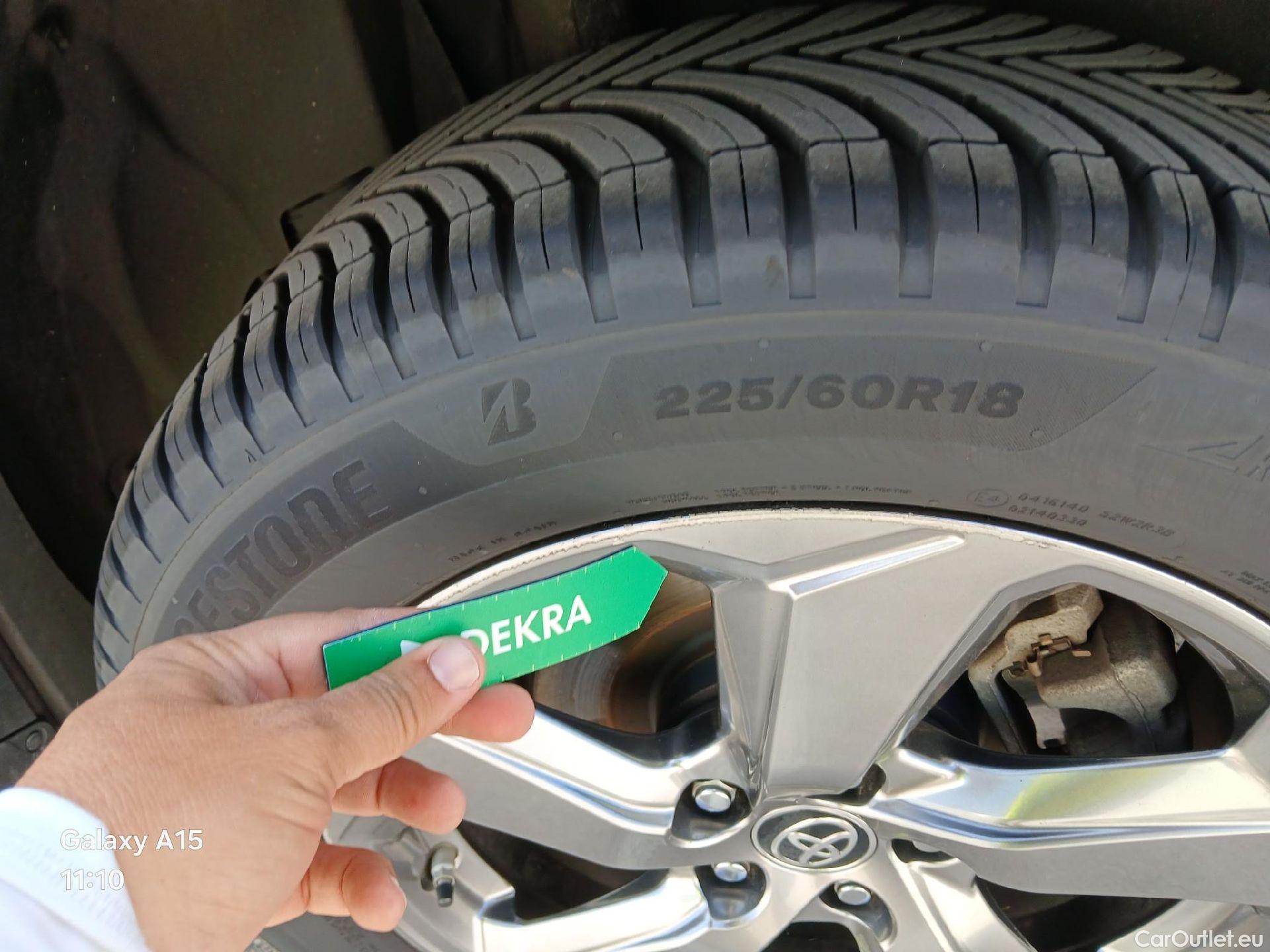  Toyota  RAV4 TOYOTA  / 2018 / 5P / todoterreno 2.5l 220H Luxury #19