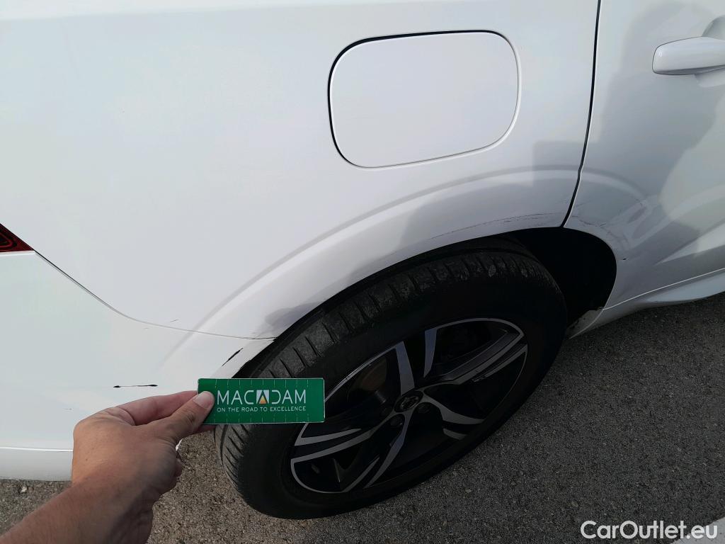  Volvo  XC60 VOLVO  / 2017 / 5P / todoterreno 2.0 B4 D AWD R-Design Auto #3