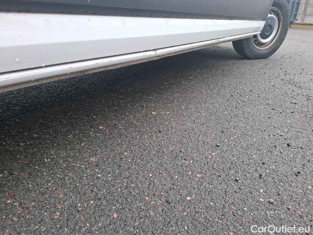  Volkswagen  Crafter  Fourgon Fourgon 35 mittlerer Radstand mit Hochdach FWD 2.0 140CV BVM6 #19