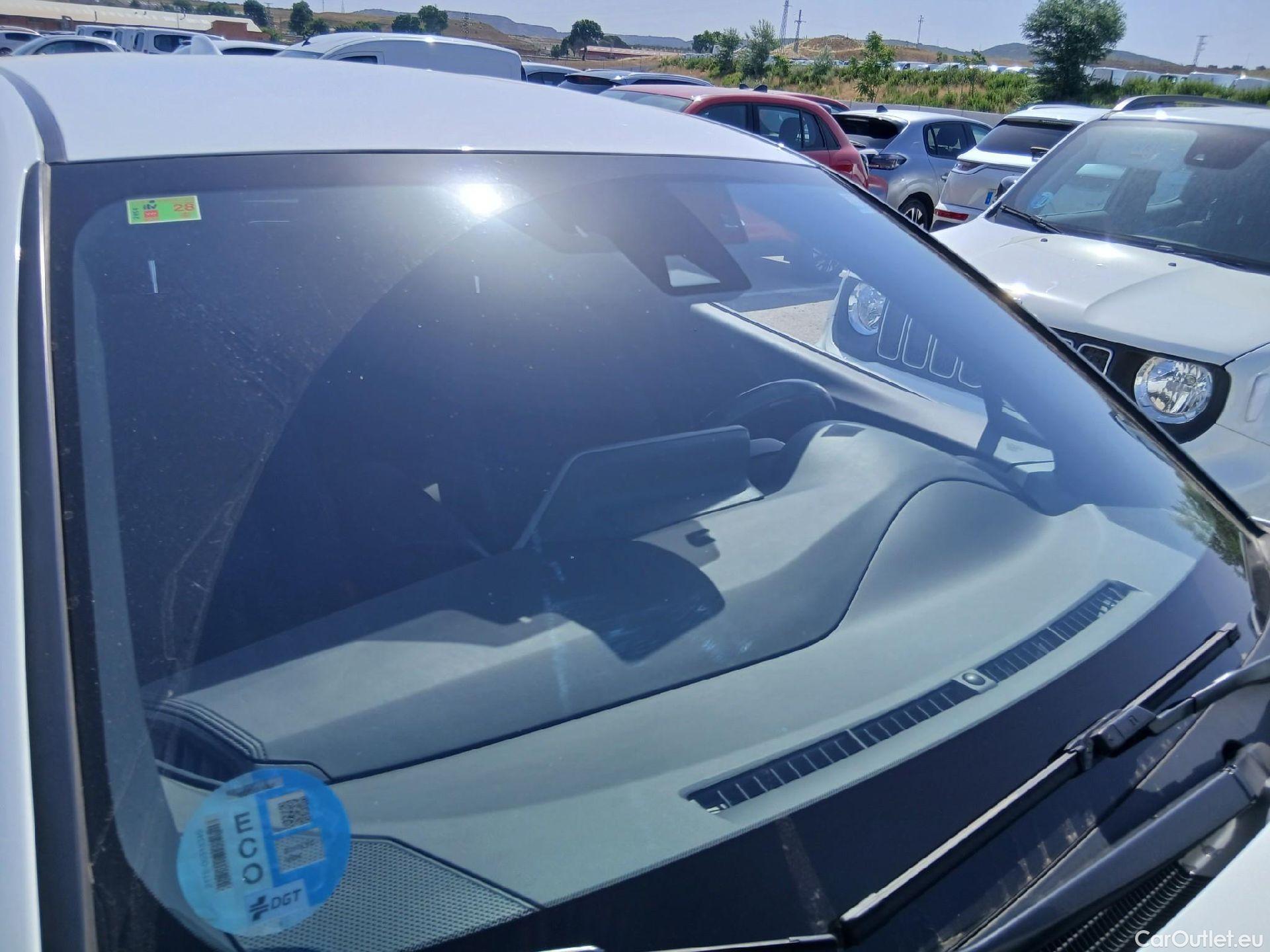  Toyota  C-HR TOYOTA  / 2019 / 5P / todoterreno 1.8 125H Active #3