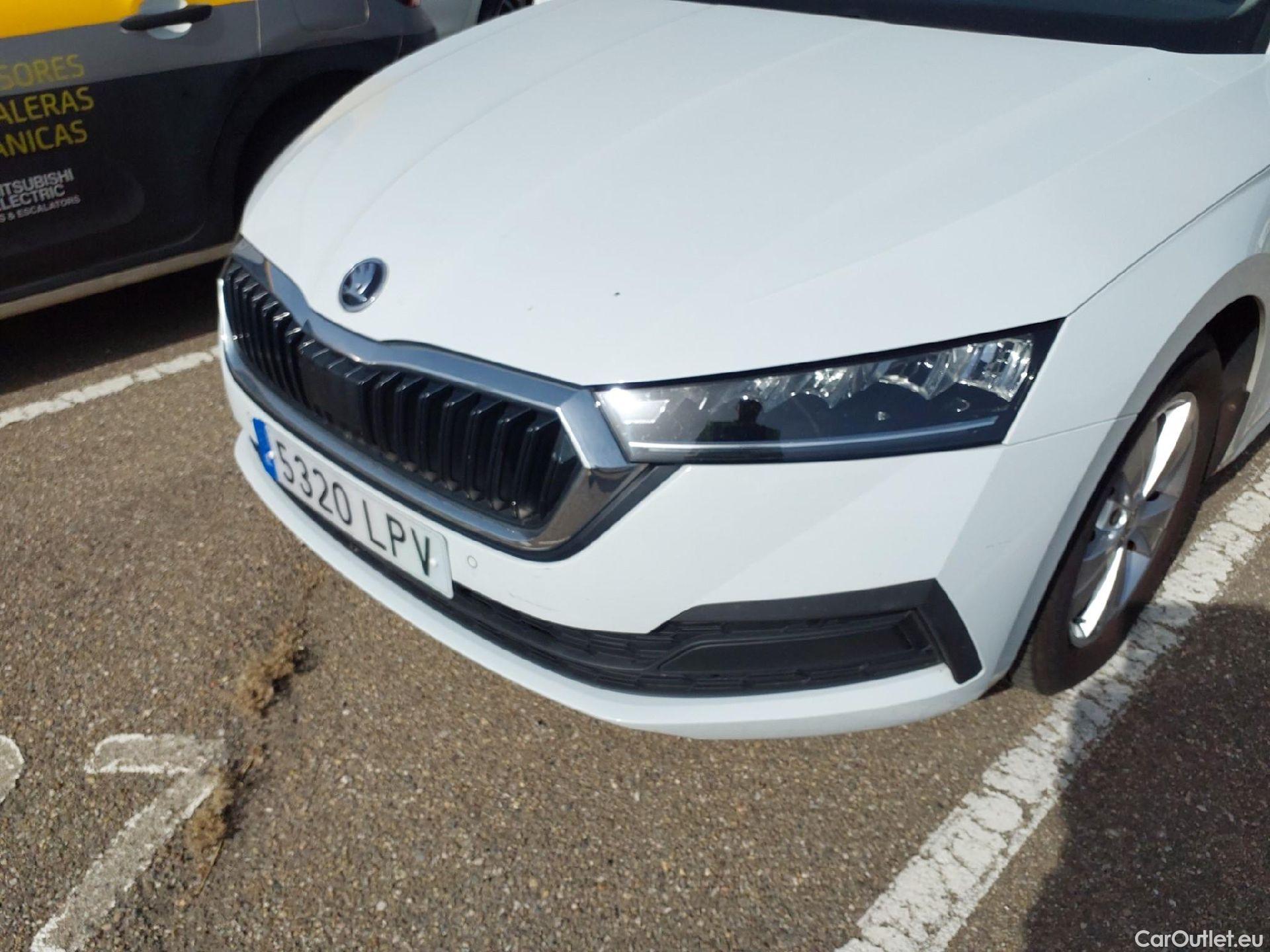  Skoda  Octavia SKODA  / 2020 / 5P / familiar Combi 2.0 TDI 85kW(115CV) Man Ambition #4