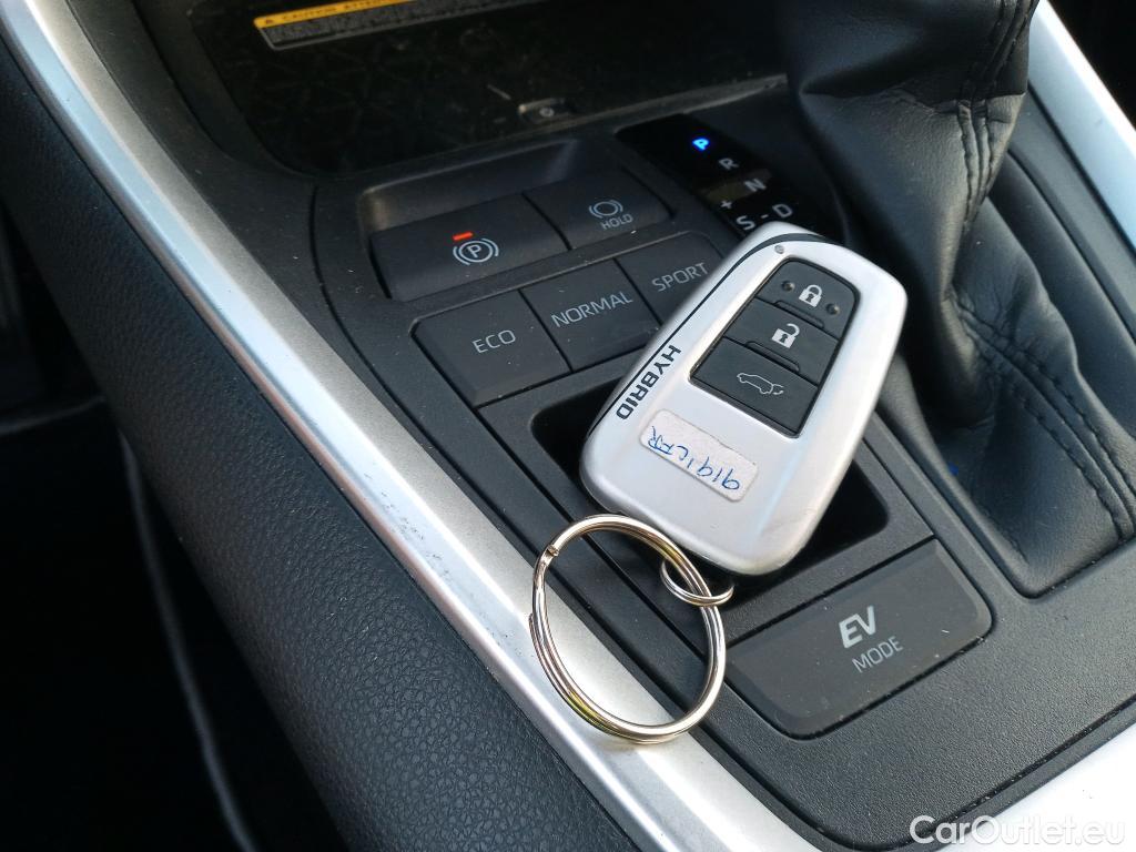  Toyota  RAV4 TOYOTA  / 2018 / 5P / todoterreno 2.5l 220H Feel! #2