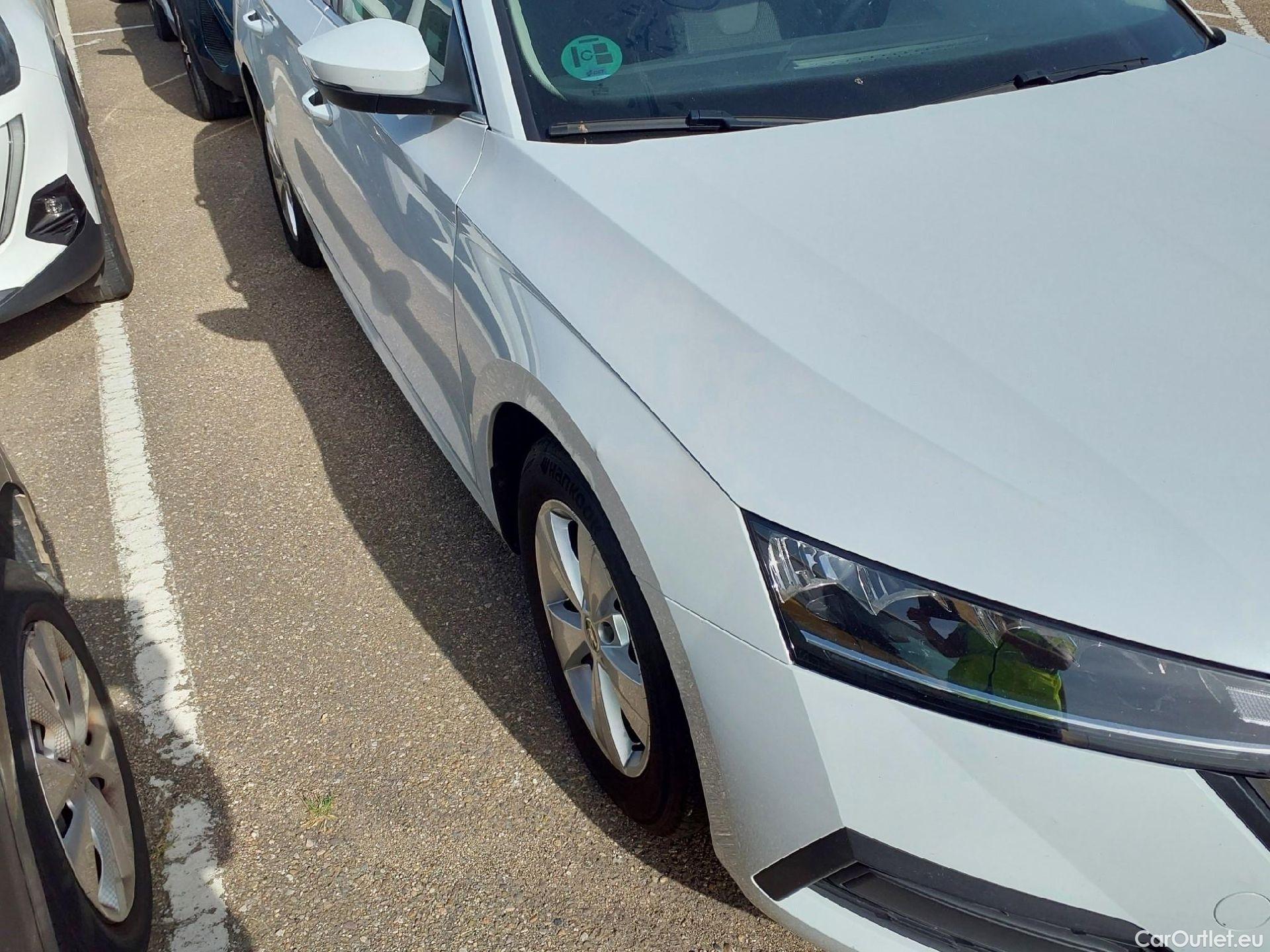  Skoda  Octavia SKODA  / 2020 / 5P / familiar Combi 2.0 TDI 85kW(115CV) Man Ambition #12