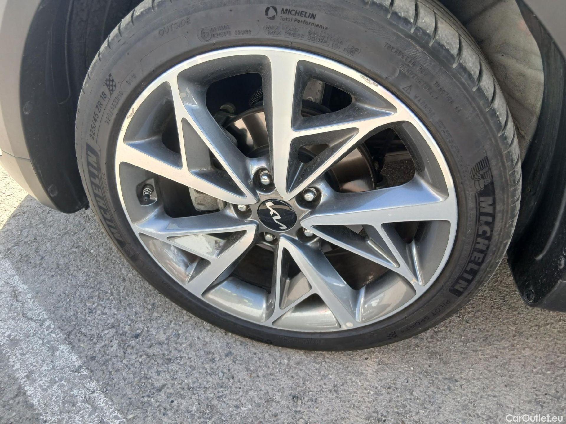  KIA  Niro KIA  / 2019 / 5P / crossover 1.6 GDi HEV 104kW (141CV) Emotion #2
