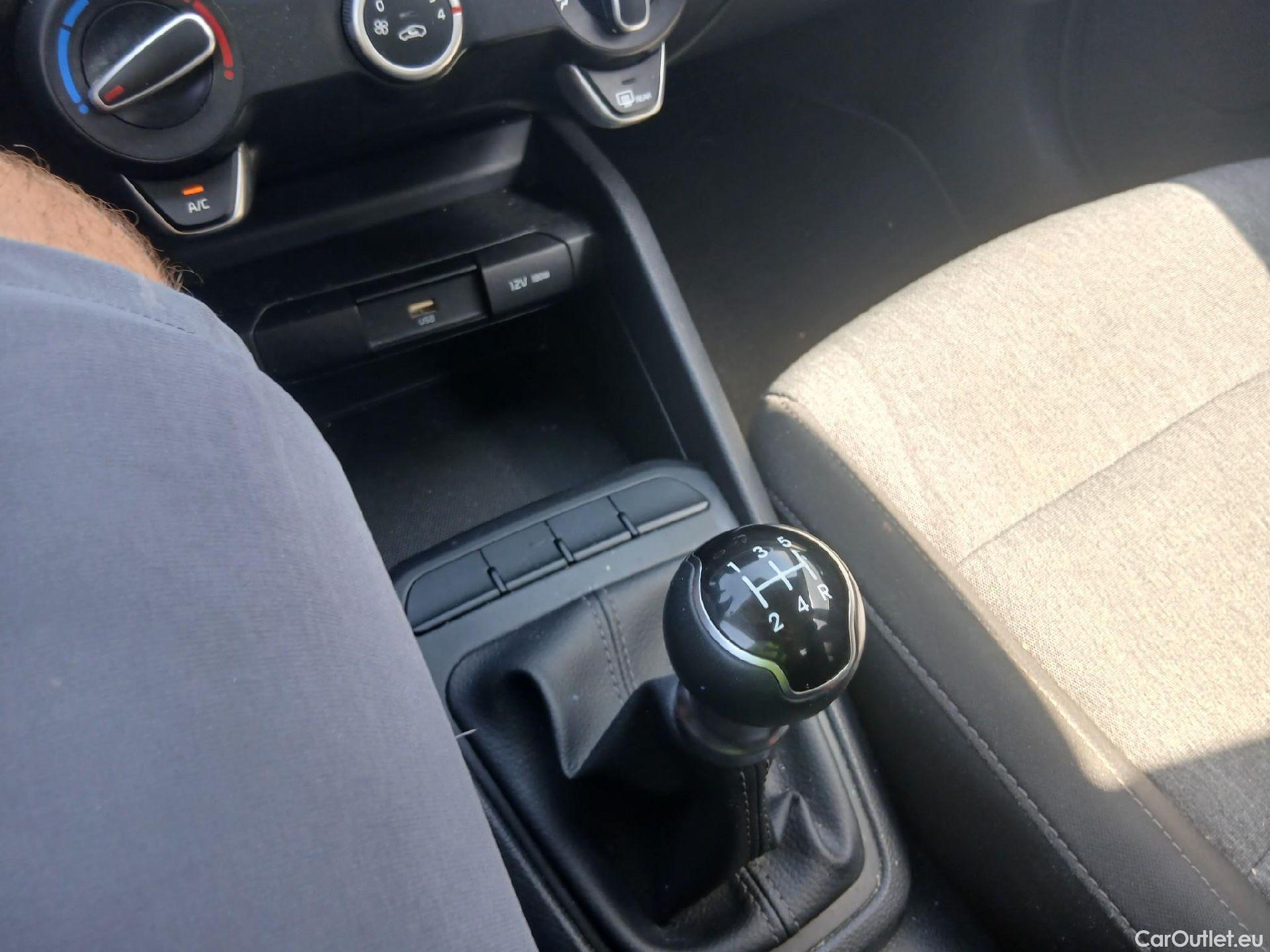  KIA  STONIC KIA  / 2017 / 5P / todoterreno 1.2 DPi 62kW (84CV) Concept (AC) #34