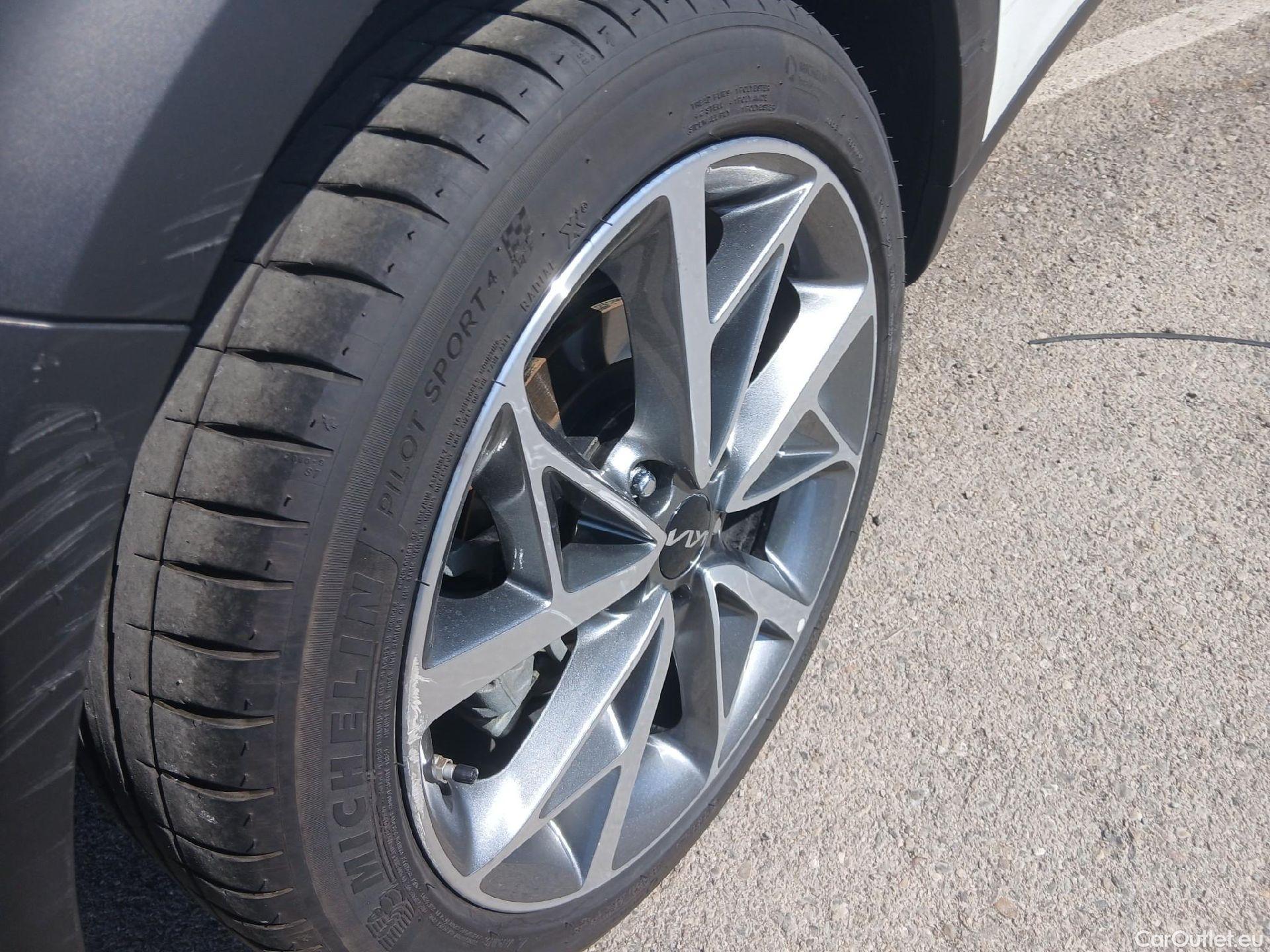  KIA  Niro KIA  / 2019 / 5P / crossover 1.6 GDi HEV 104kW (141CV) Emotion #8