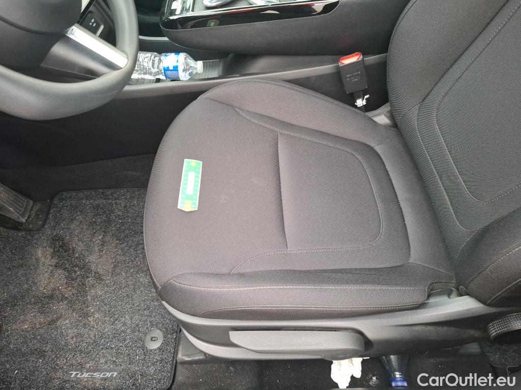  Hyundai  Tucson HYUNDAI  / 2024 / 5P / SUV 1.6 HYBRID 215 INITIA AUTO #9