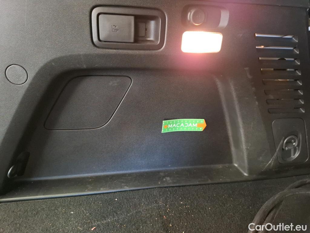  Peugeot  3008 PEUGEOT  / 2020 / 5P / SUV 1.6 HYBRID 225 E-EAT8 Active Pack #31