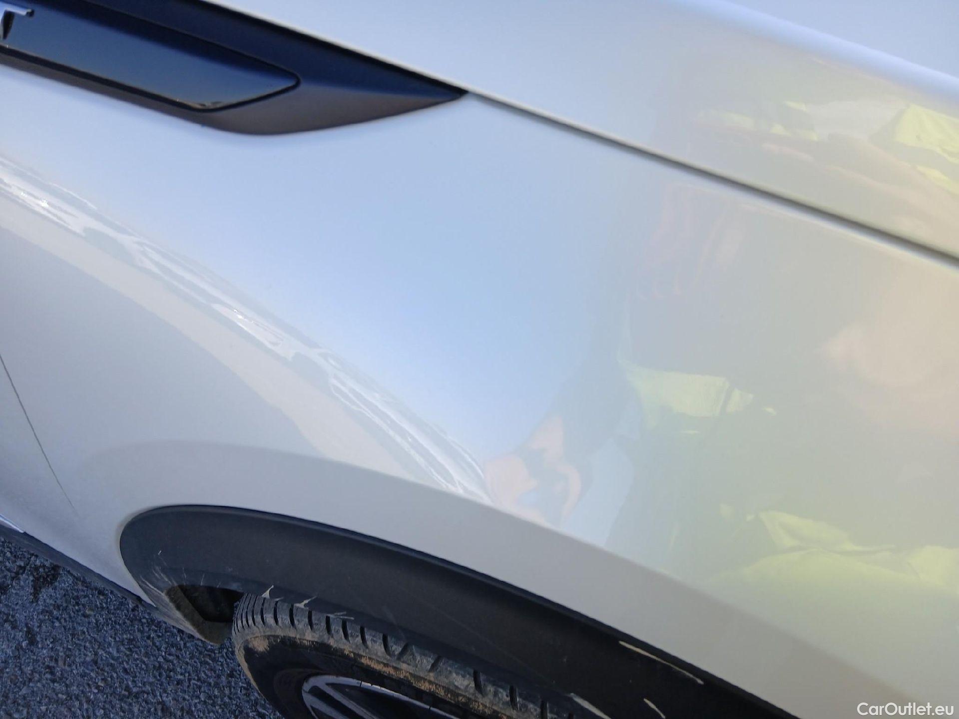  Peugeot  2008 PEUGEOT  / 2019 / 5P / todoterreno GT Pack Puretech 155CV S&S EAT8 #25