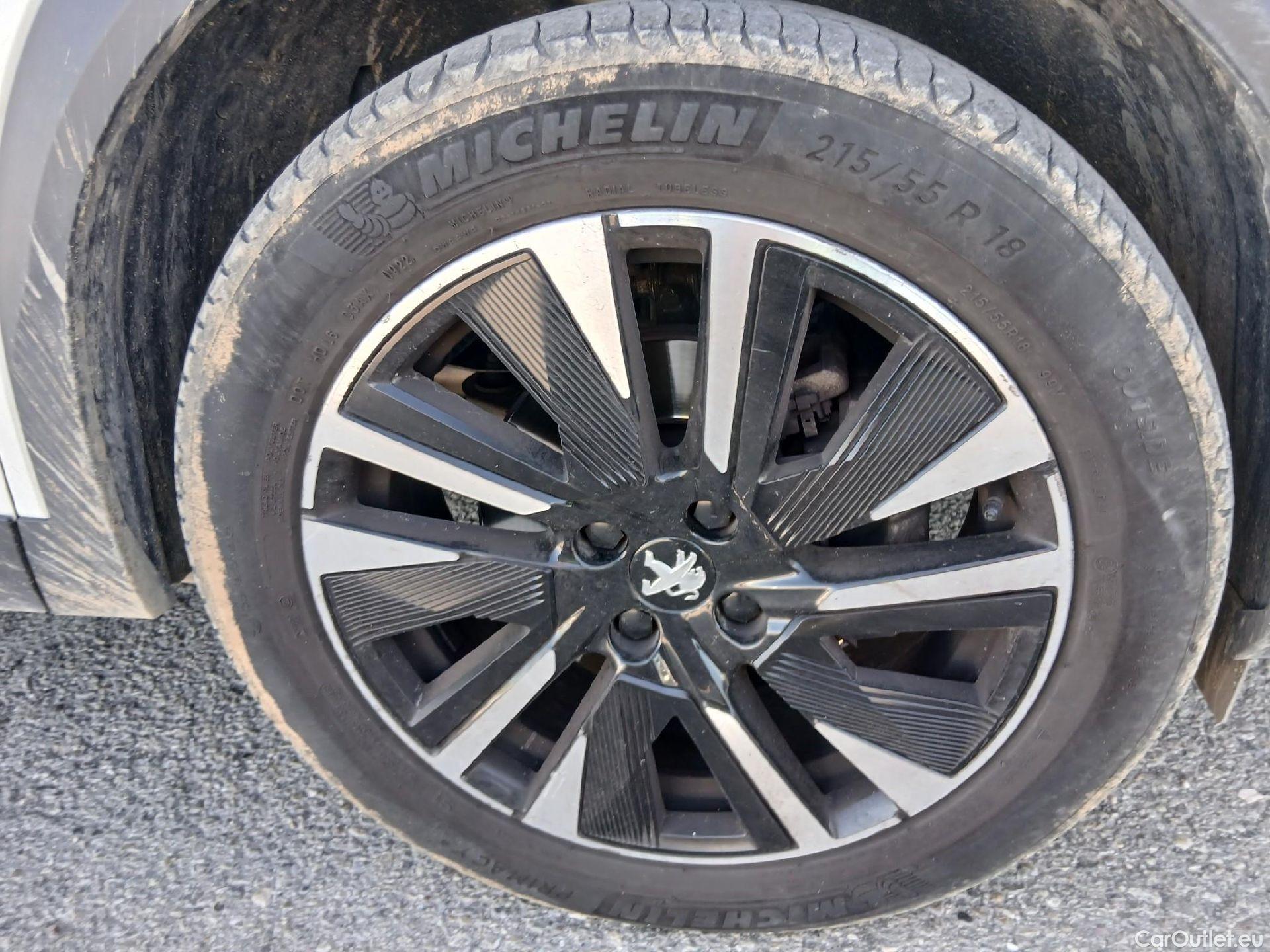  Peugeot  2008 PEUGEOT  / 2019 / 5P / todoterreno GT Pack Puretech 155CV S&S EAT8 #24