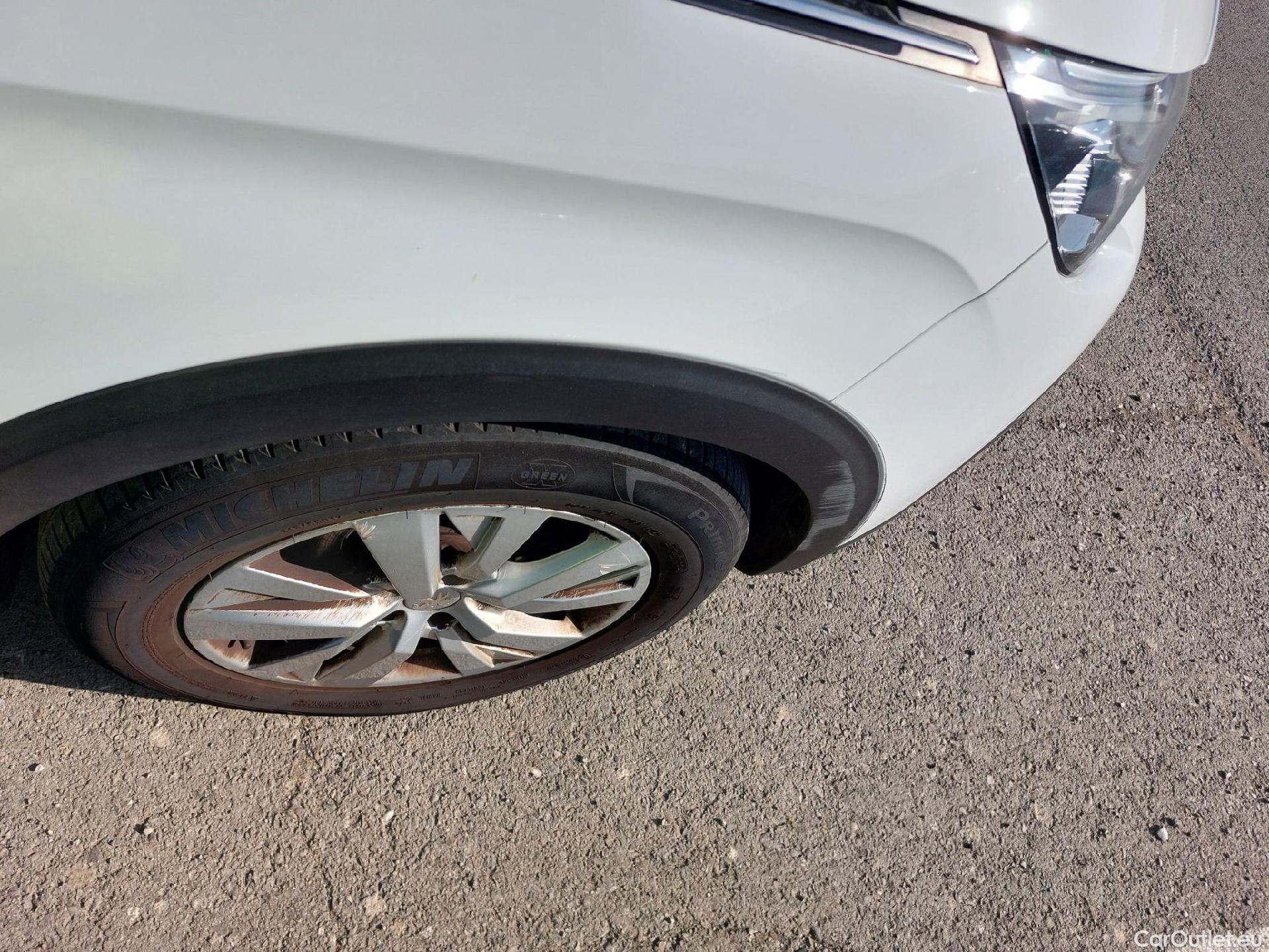  Peugeot  3008 PEUGEOT  / 2016 / 5P / todoterreno 1.5L BlueHDi 96kW (130CV) S&S Active (AC) #32