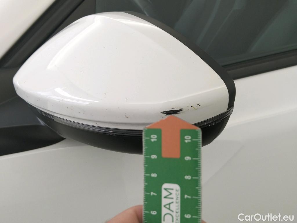  Peugeot  2008 PEUGEOT  / 2019 / 5P / todoterreno Allure BlueHDI 100 S&S BVM6 (AC) #17