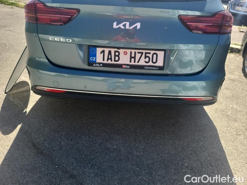  KIA  Cee'd Xceed (2019) Ceed SW 1.5 T-GDI 118 Spin AT #10