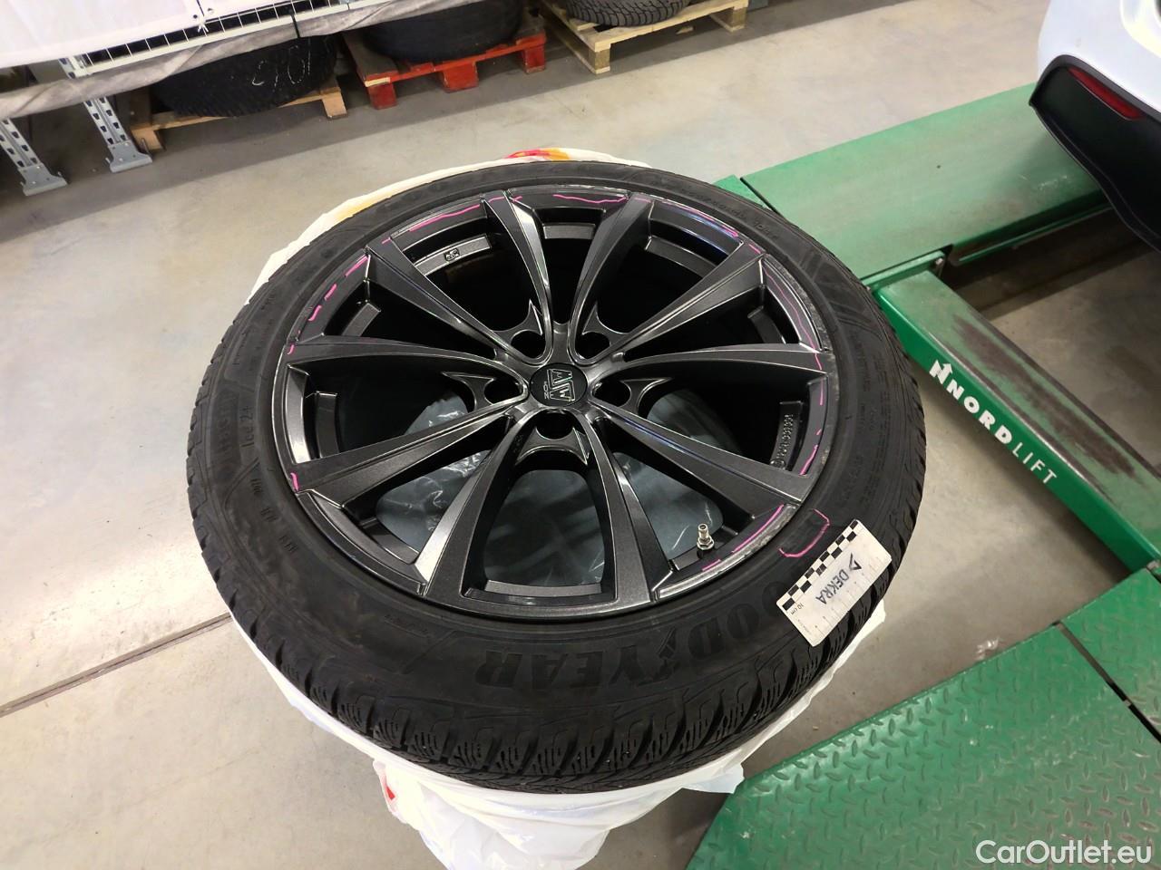  Tesla  Model Y  75kWh Long-Range AWD #8