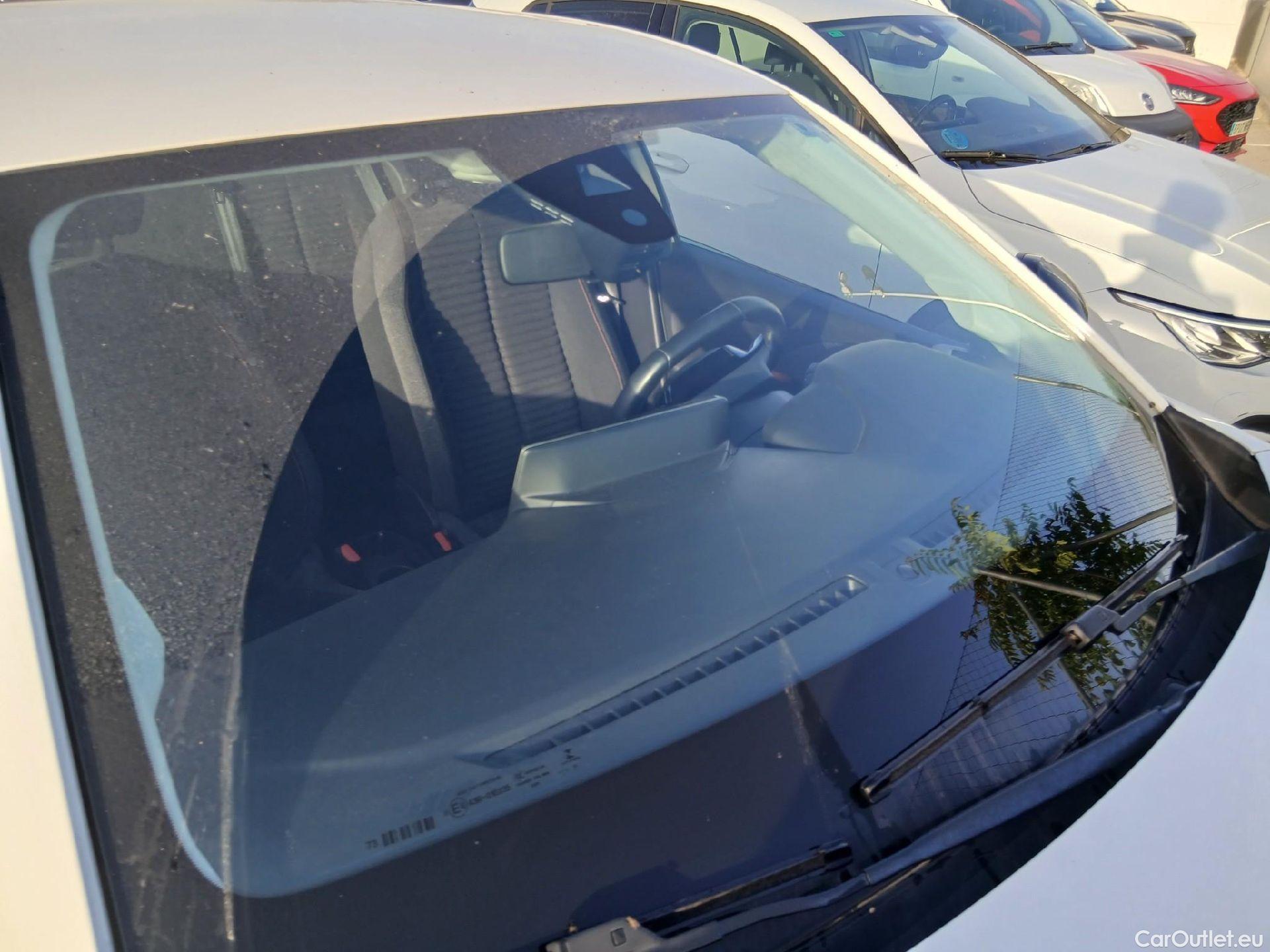  Peugeot  208 PEUGEOT  / 2019 / 5P / berlina con portón BlueHDi 73kW (100CV) Active #1