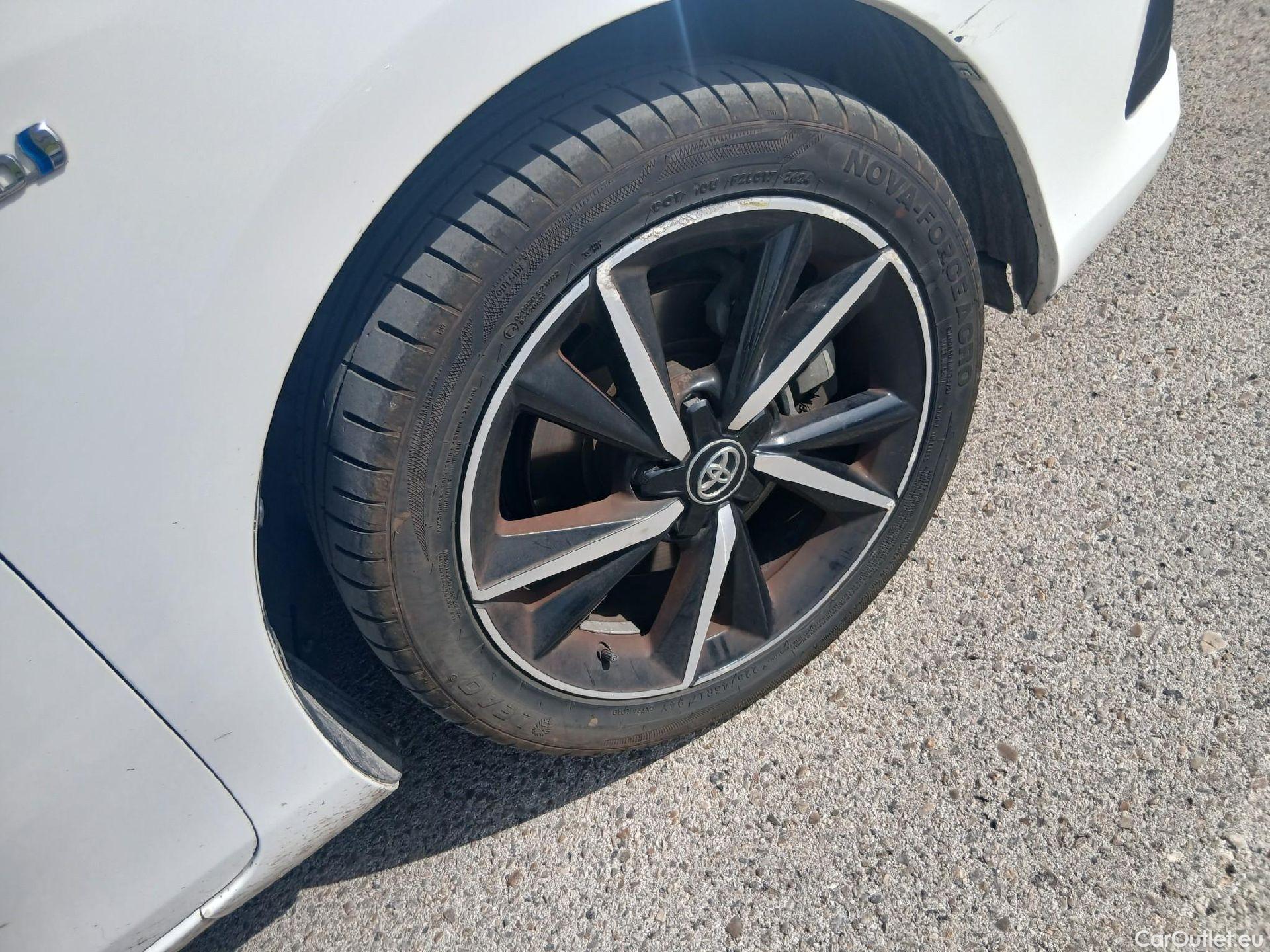  Toyota  Auris TOYOTA  5p 2G berlina con portón 1.8 140H Hybrid Feel! Edition #2