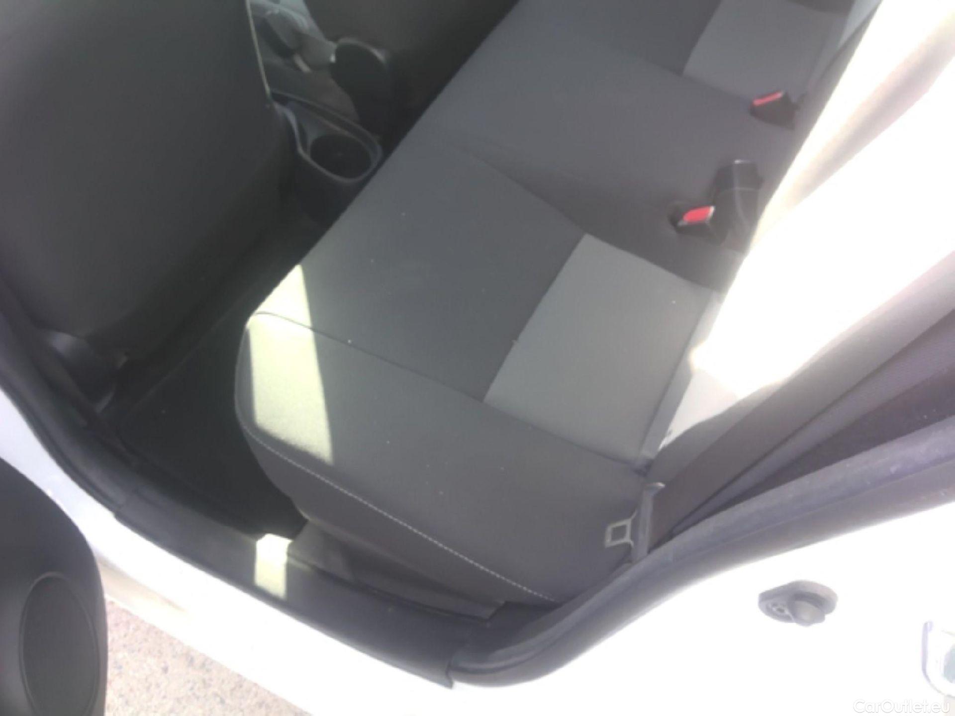  Toyota  Yaris TOYOTA  / 2017 / 5P / berlina con portón 1.5 Hybrid Active #10