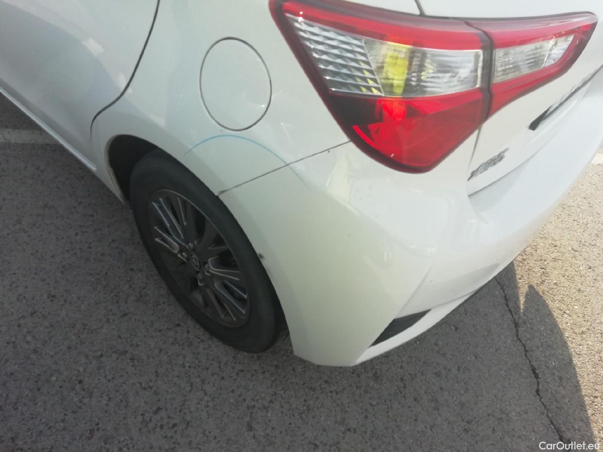  Toyota  Yaris TOYOTA  / 2017 / 5P / berlina con portón 1.5 Hybrid Active #14