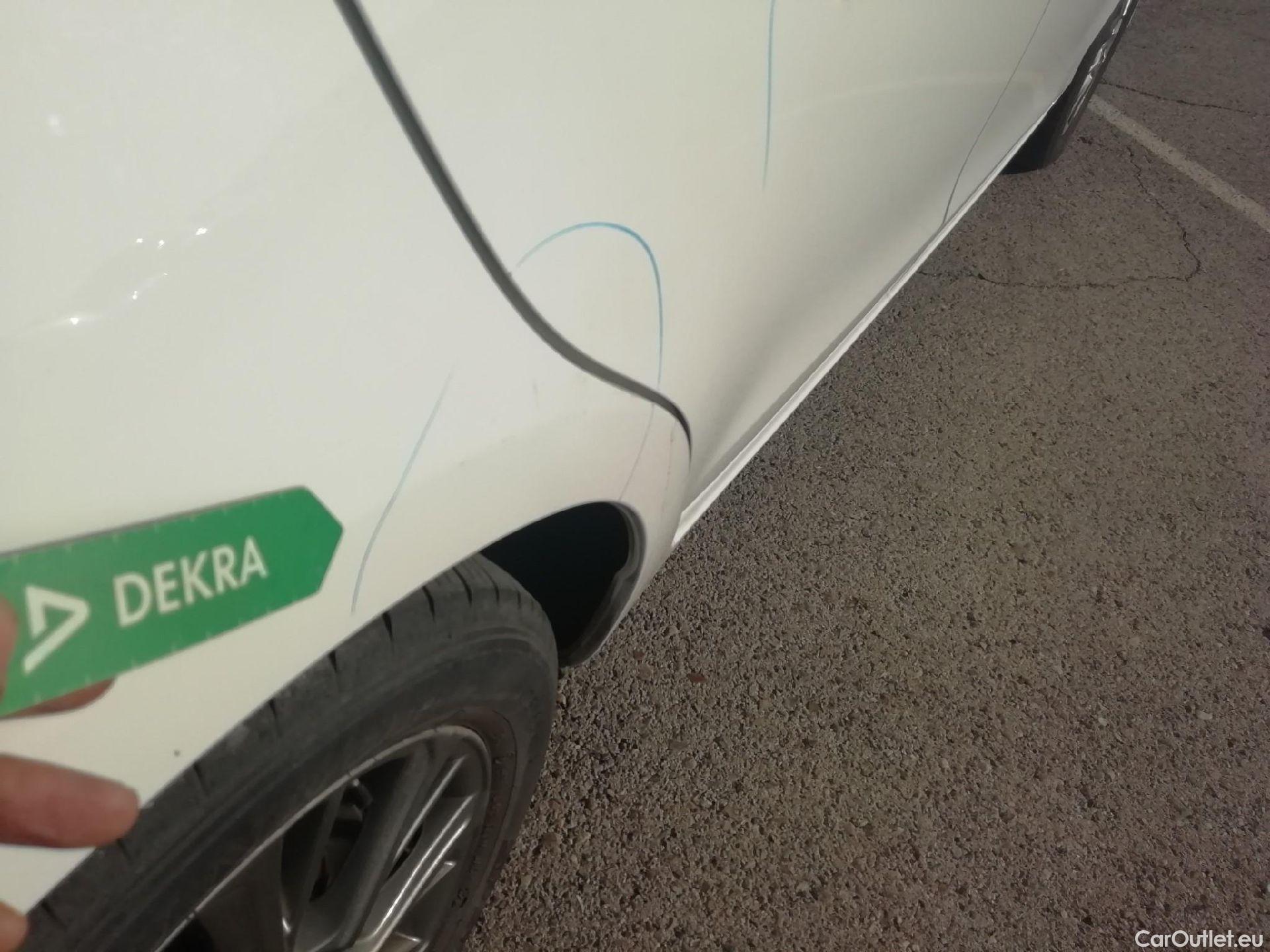  Toyota  Yaris TOYOTA  / 2017 / 5P / berlina con portón 1.5 Hybrid Active #16
