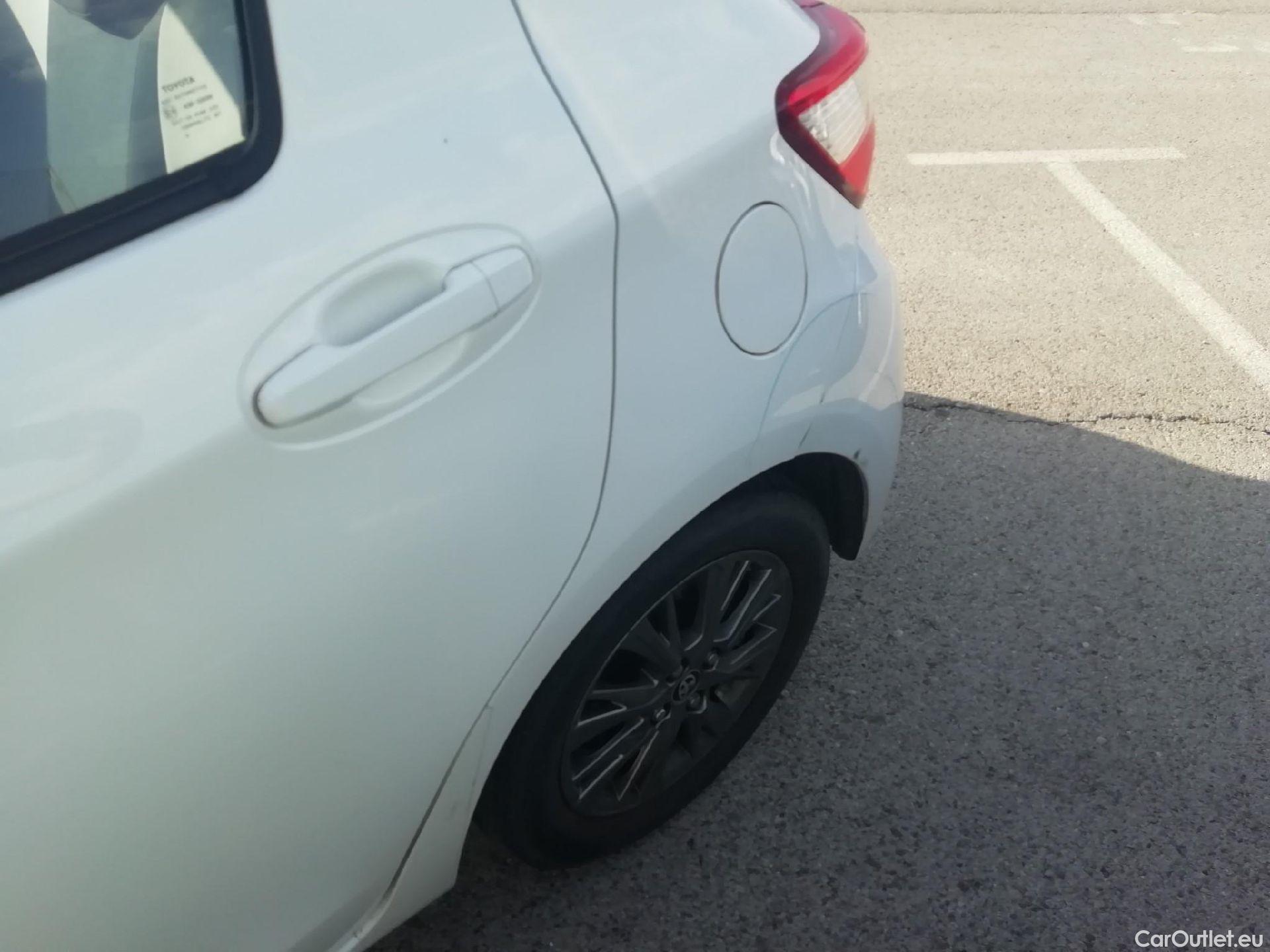  Toyota  Yaris TOYOTA  / 2017 / 5P / berlina con portón 1.5 Hybrid Active #13