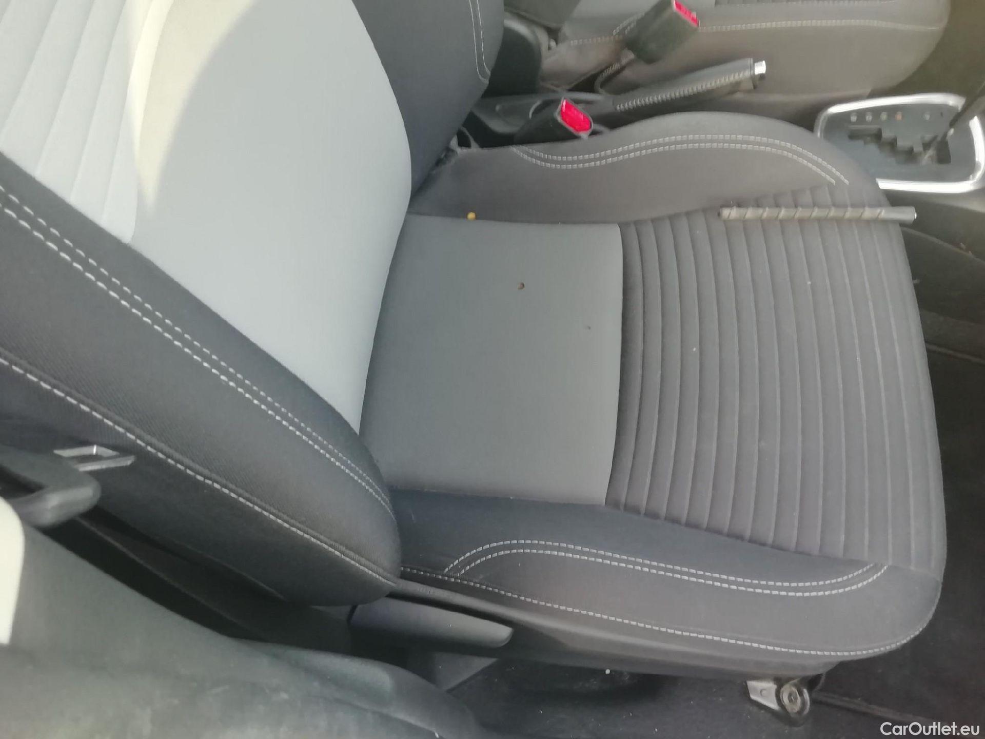  Toyota  Yaris TOYOTA  / 2017 / 5P / berlina con portón 1.5 Hybrid Active #2