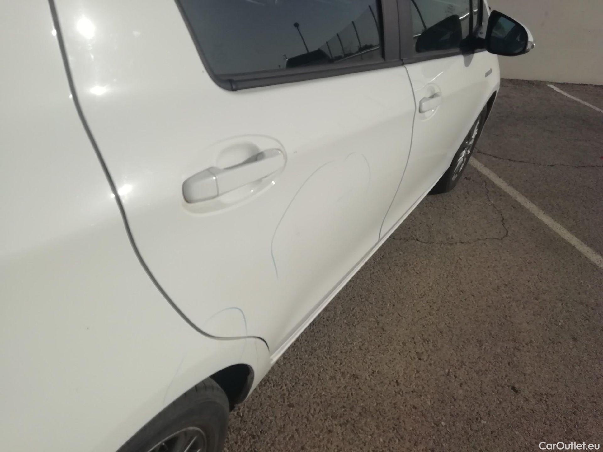  Toyota  Yaris TOYOTA  / 2017 / 5P / berlina con portón 1.5 Hybrid Active #18