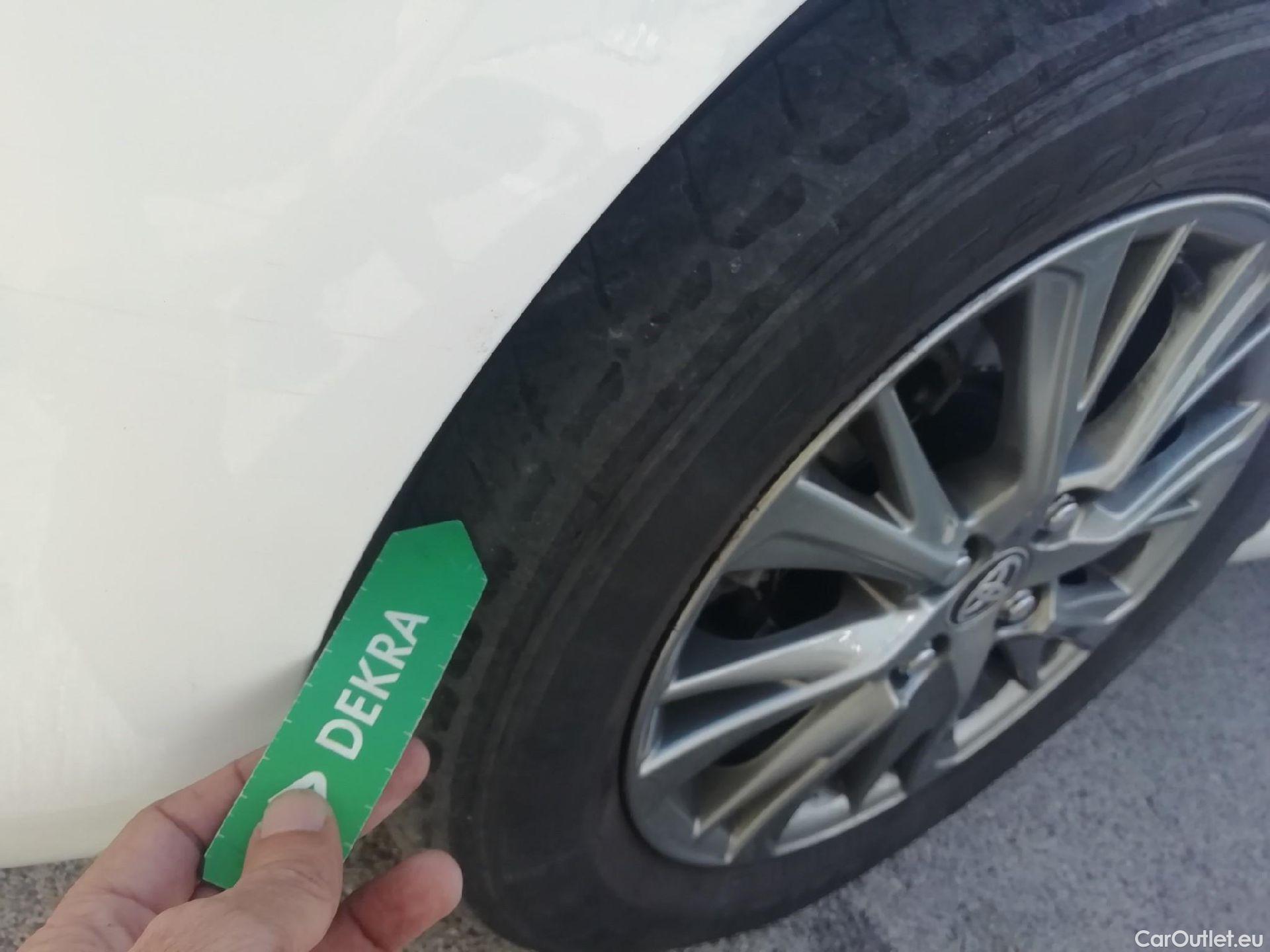  Toyota  Yaris TOYOTA  / 2017 / 5P / berlina con portón 1.5 Hybrid Active #5
