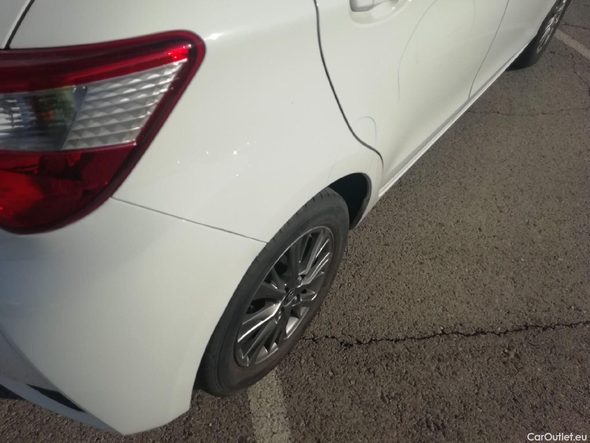  Toyota  Yaris TOYOTA  / 2017 / 5P / berlina con portón 1.5 Hybrid Active #17