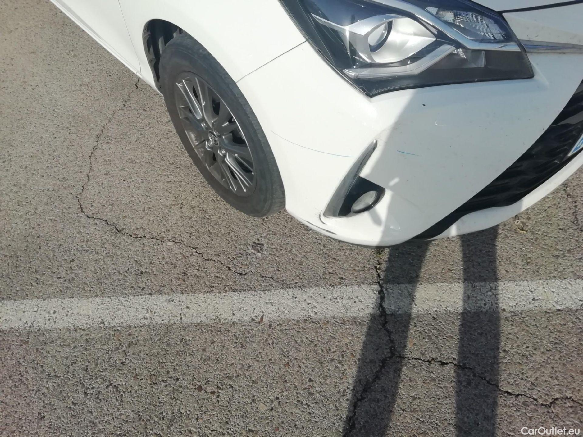  Toyota  Yaris TOYOTA  / 2017 / 5P / berlina con portón 1.5 Hybrid Active #9