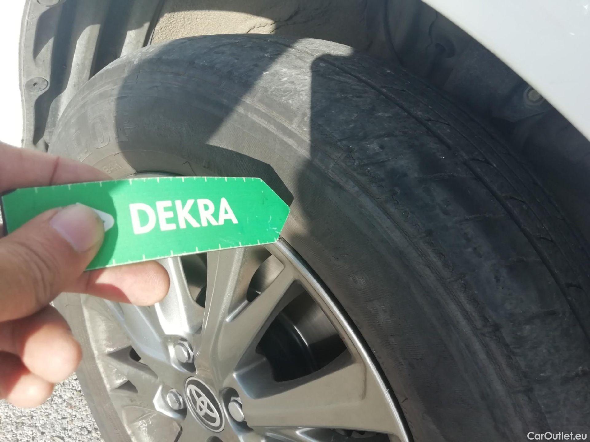  Toyota  Yaris TOYOTA  / 2017 / 5P / berlina con portón 1.5 Hybrid Active #6