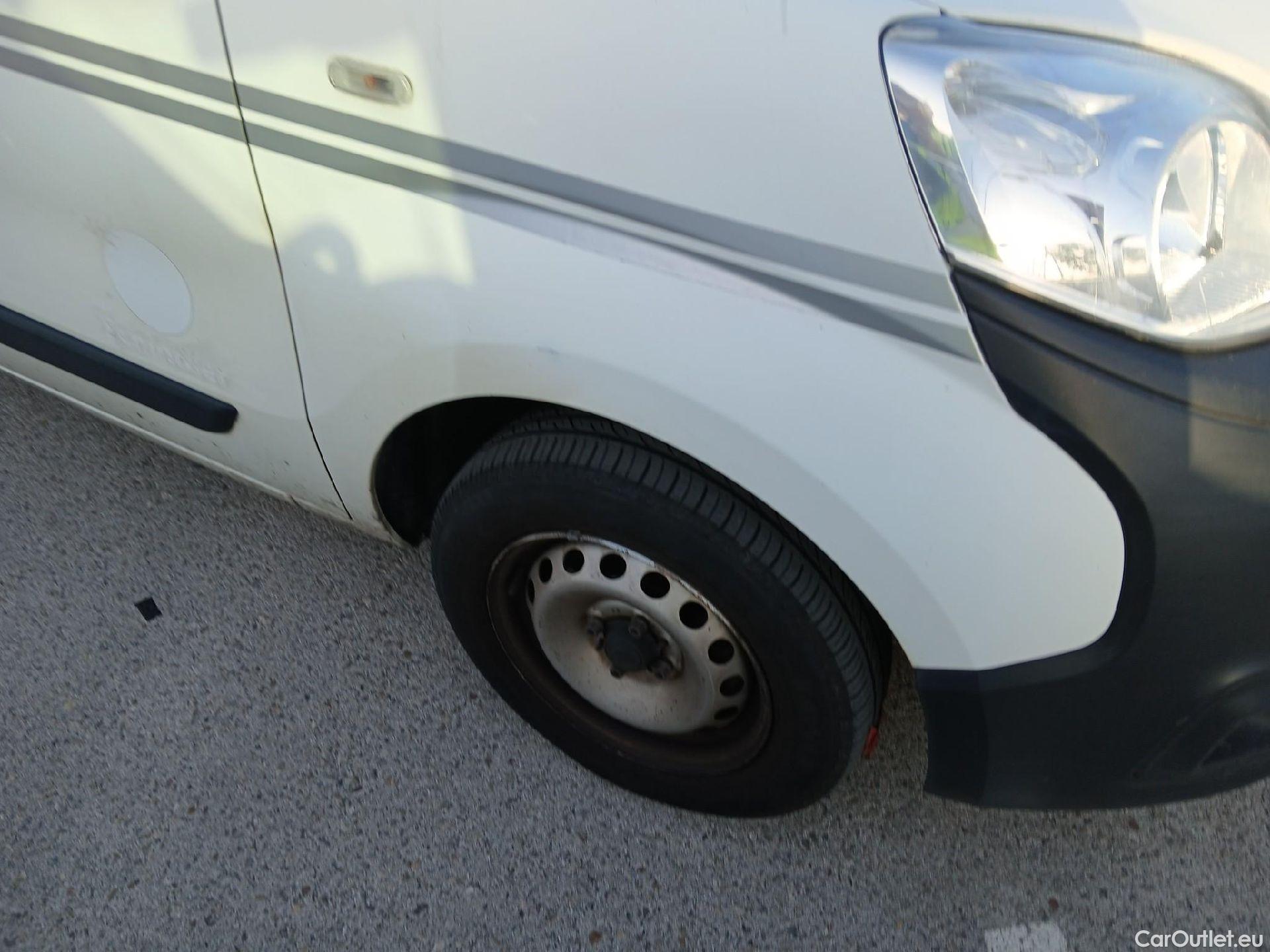  Fiat  Fiorino FIAT  / 2016 / 3P / furgón derivado de turismo Cargo Base 1.3 Mjet 59kW (80CV) E6 #32