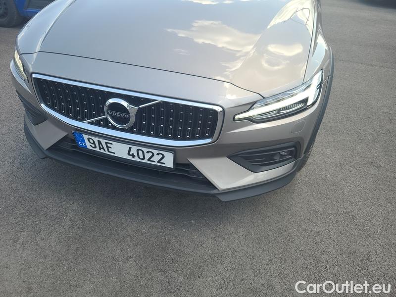  Volvo  V60  Cross Country (2018)  CC B5 Pro AWD AT #2