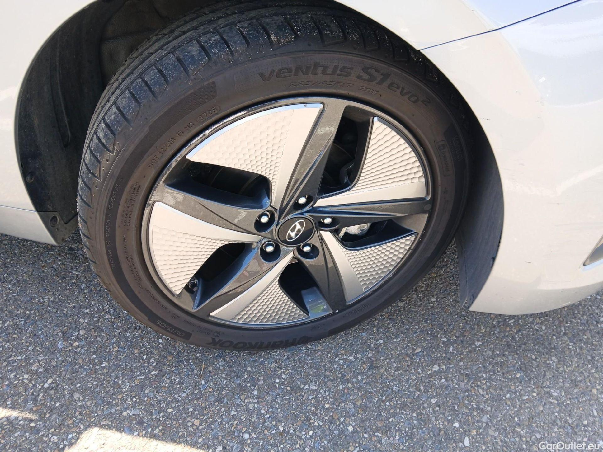  Hyundai   Ioniq HYUNDAI / 2019 / 5P / berlina con portón 1.6 GDI HEV Tecno DCT #24