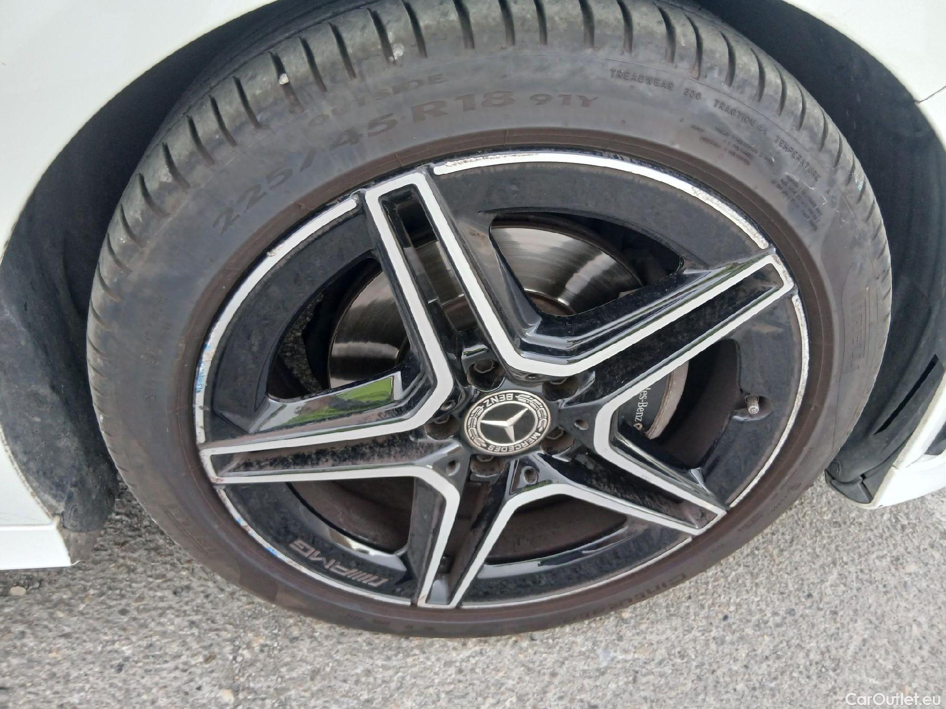  Mercedes  A-Klasse MERCEDES-BENZ Clase A / 2018 / 5P / berlina con portón A 200 #25
