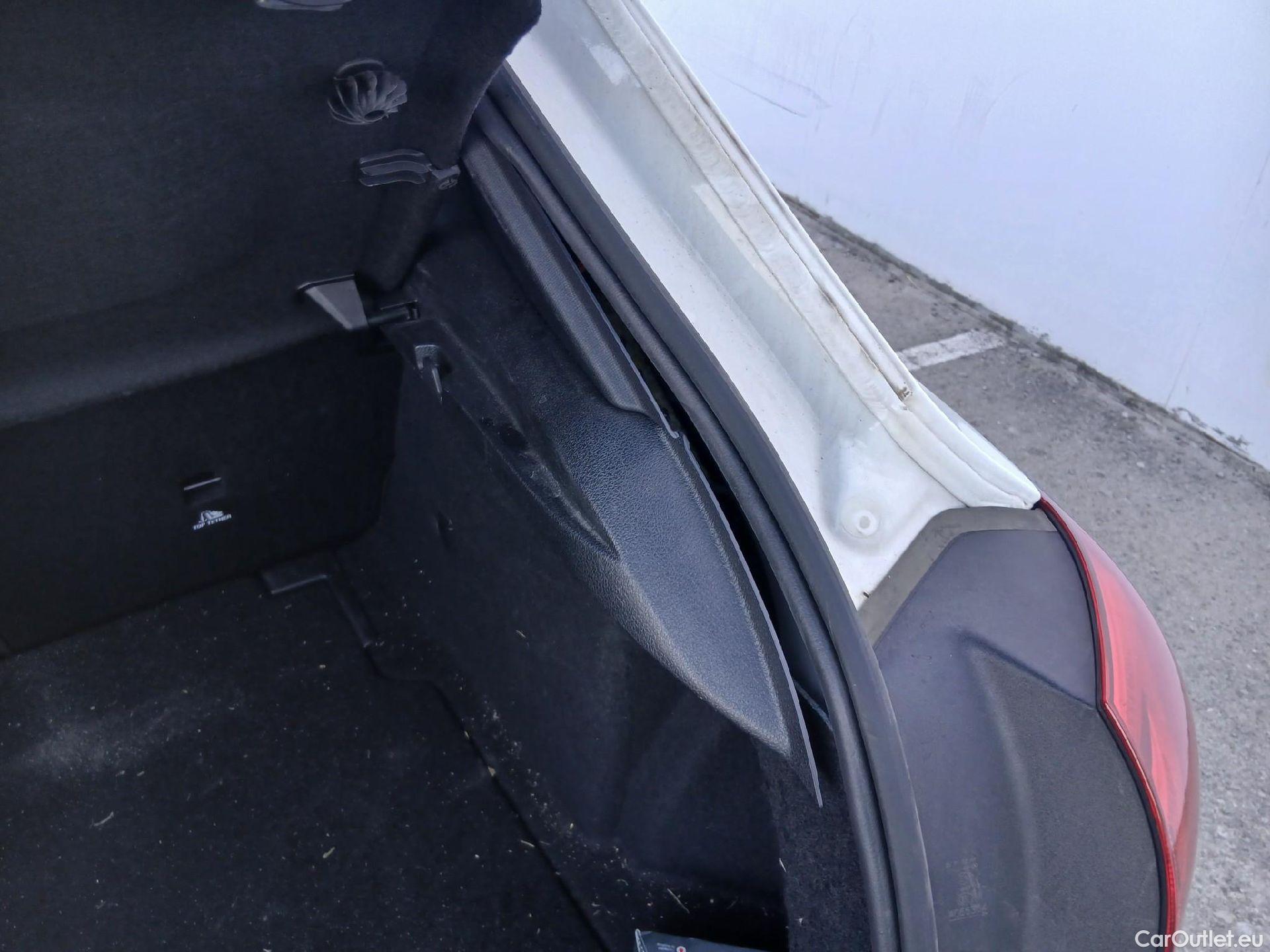  Mercedes  A-Klasse MERCEDES-BENZ Clase A / 2018 / 5P / berlina con portón A 200 #27